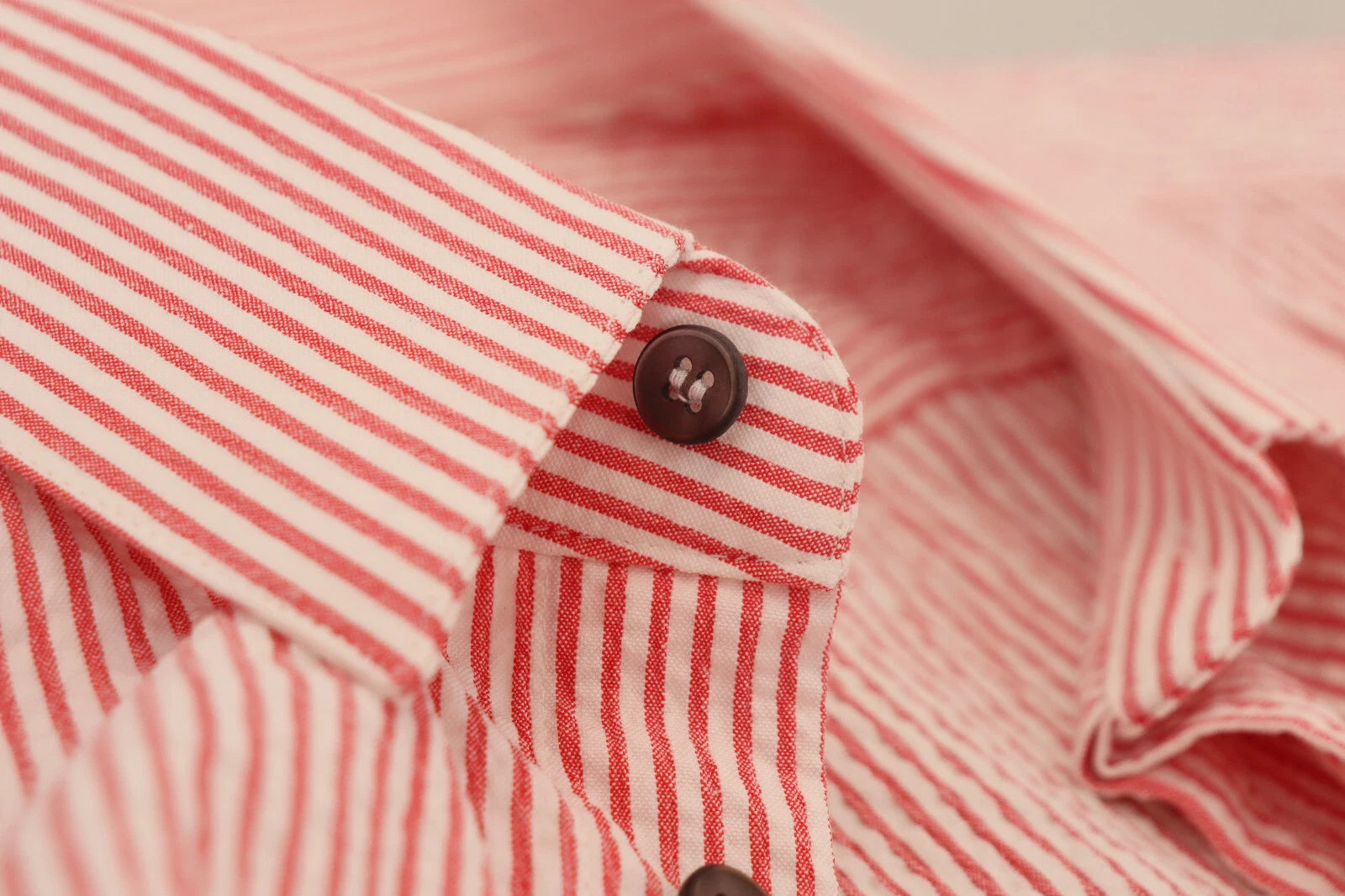 Chemise en coton à rayures rouges et blanches de Dolce & Gabbana, manches courtes, style élégant et décontracté.