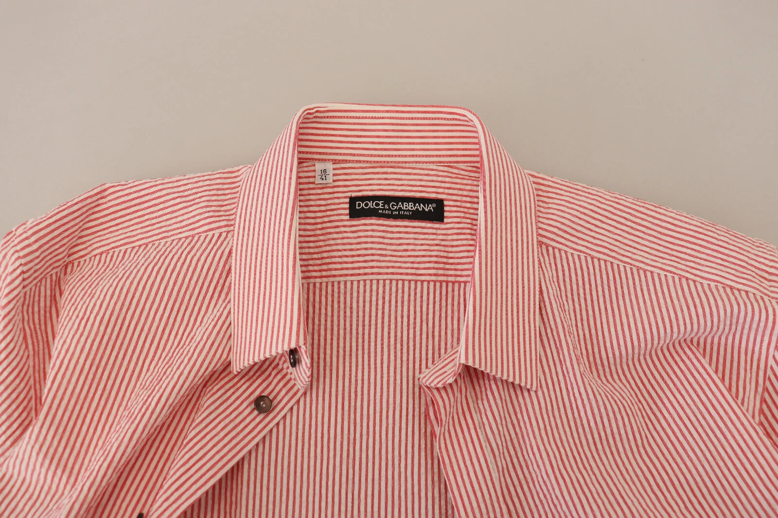 Chemise courte à rayures rouges et blanches en coton de Dolce & Gabbana, manches courtes, style élégant et décontracté.