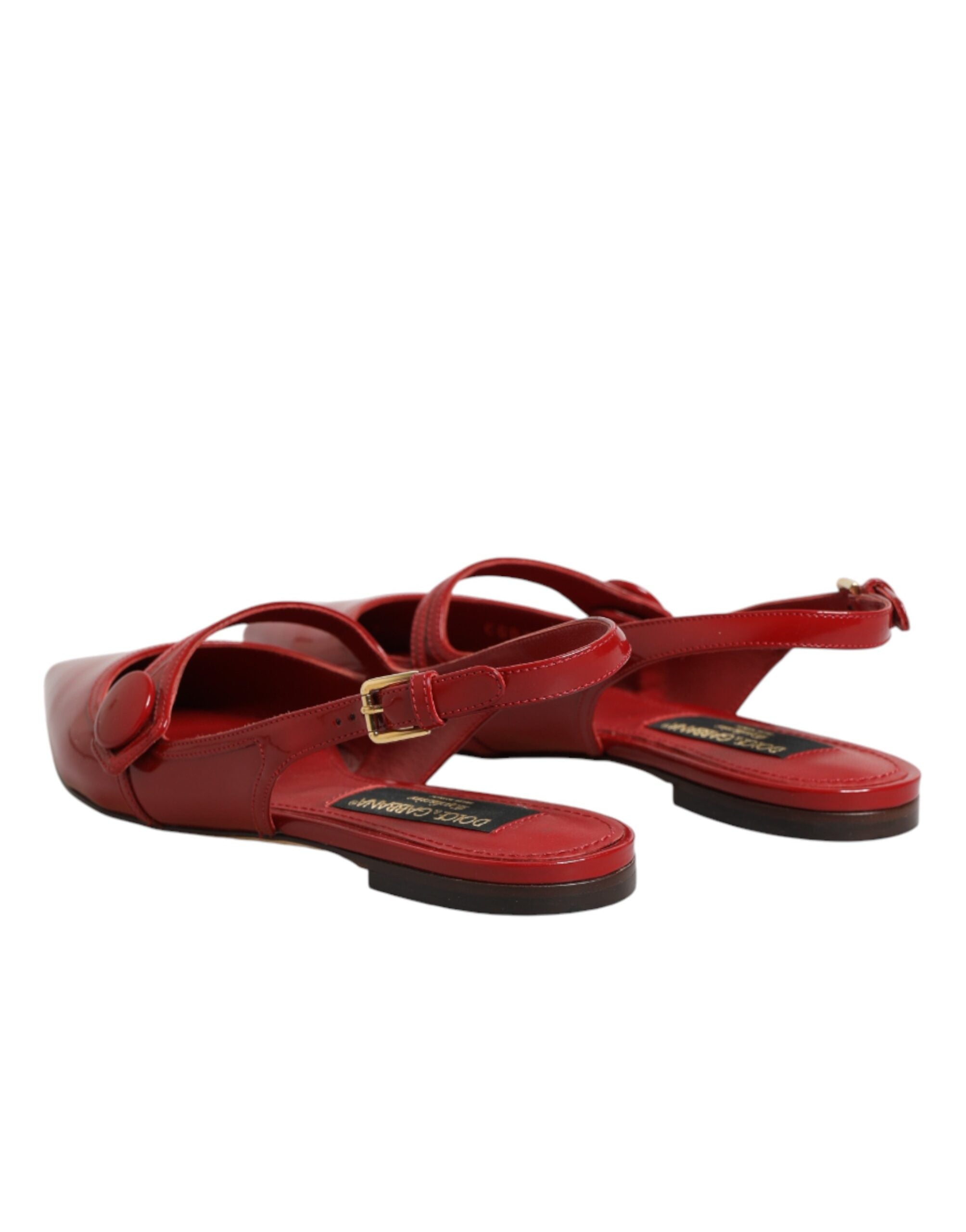 Sandales Dolce & Gabbana en cuir rouge avec talon slingback et semelle élégante, parfaites pour un look sophistiqué.
