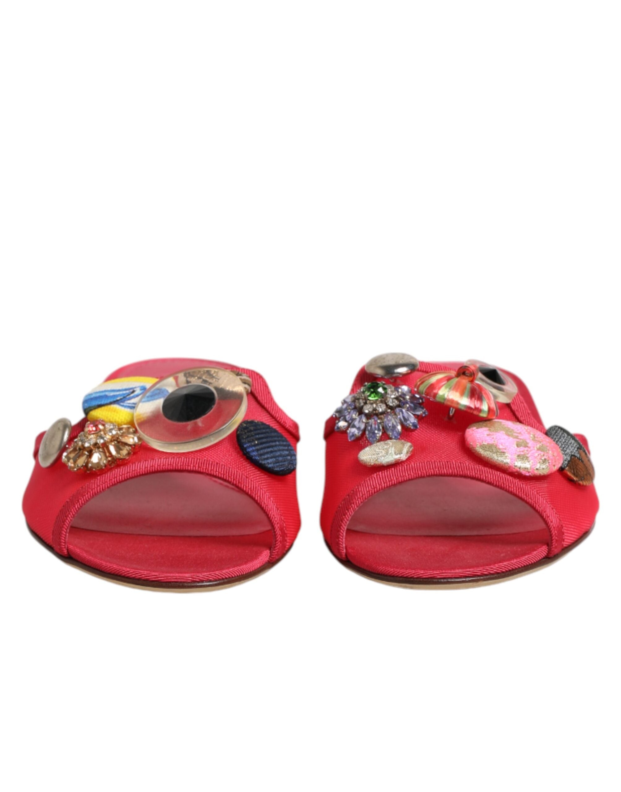 Sandales plates Dolce & Gabbana rouges à embellissements, chaussons décontractés en cuir avec détails brillants.