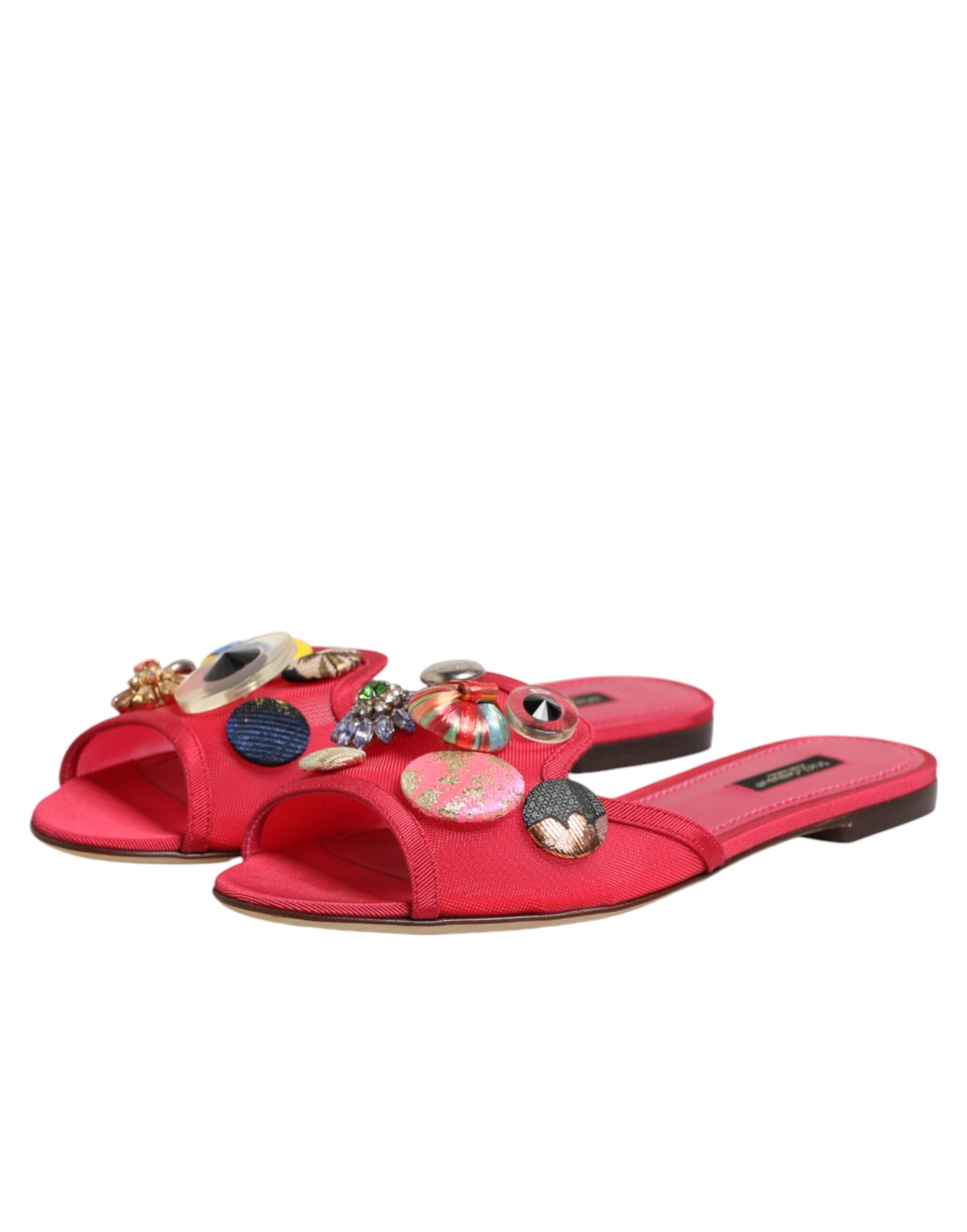 Sandales plates Dolce & Gabbana rouges avec embellissements, chaussures à enfiler élégantes et confortables.