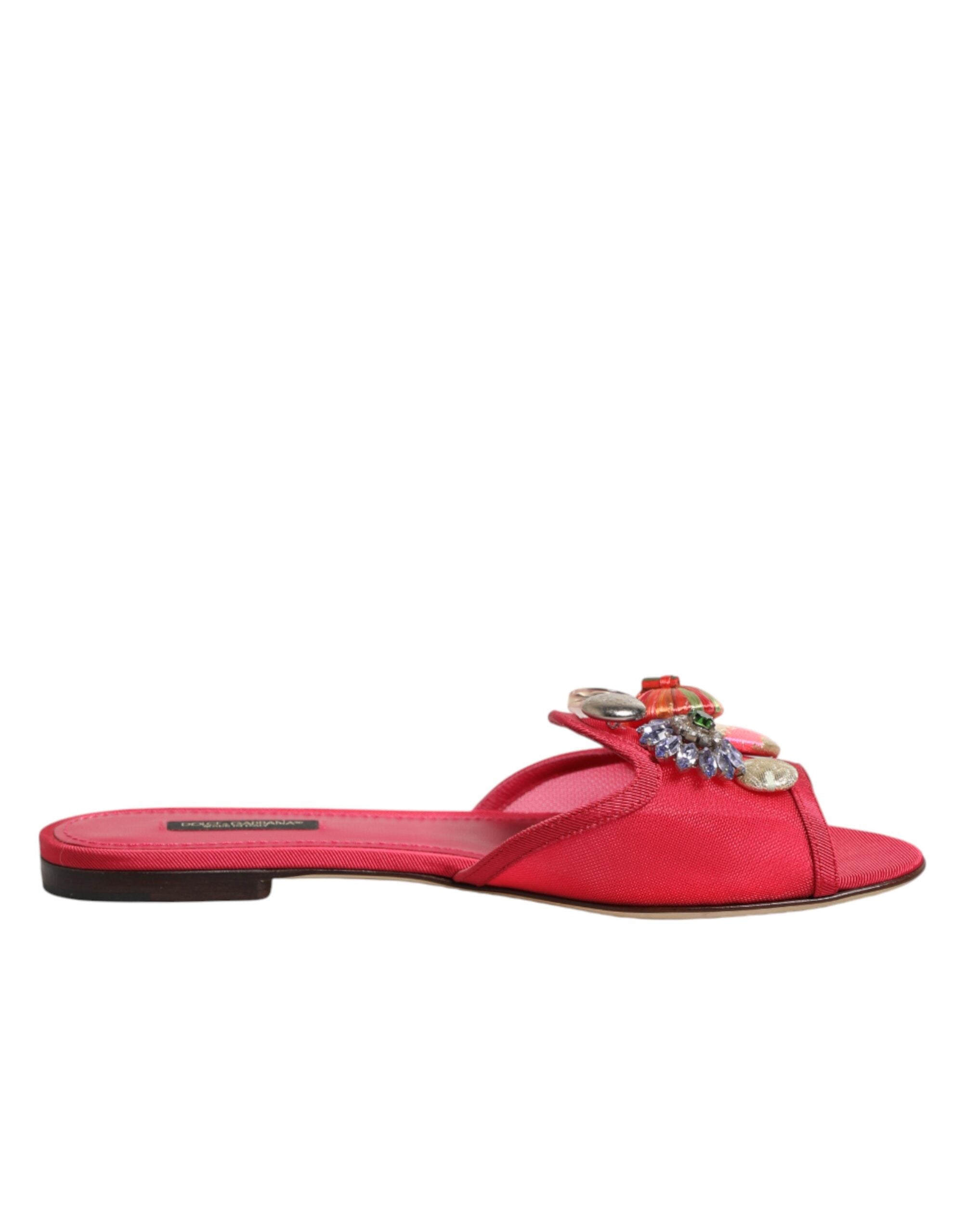 Sandales plates Dolce & Gabbana rouges à embellissements, chaussures à enfiler élégantes pour femmes.