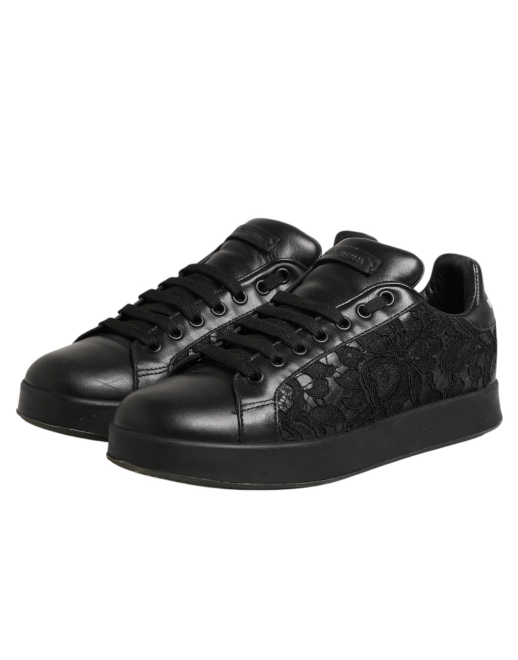 Chaussures Dolce & Gabbana sneakers basses en dentelle noire à motifs floraux, style élégant et féminin.