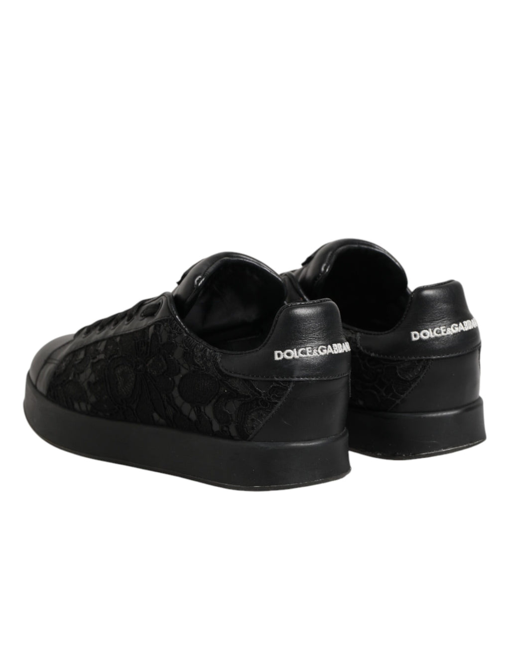 Chaussures basses en dentelle florale noire de Dolce & Gabbana, baskets élégantes avec design floral sophistiqué.