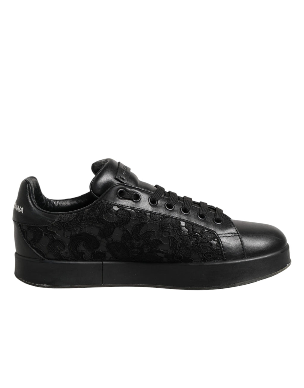 Chaussures Dolce & Gabbana sneakers basses en dentelle noire à motifs floraux, vue de face.