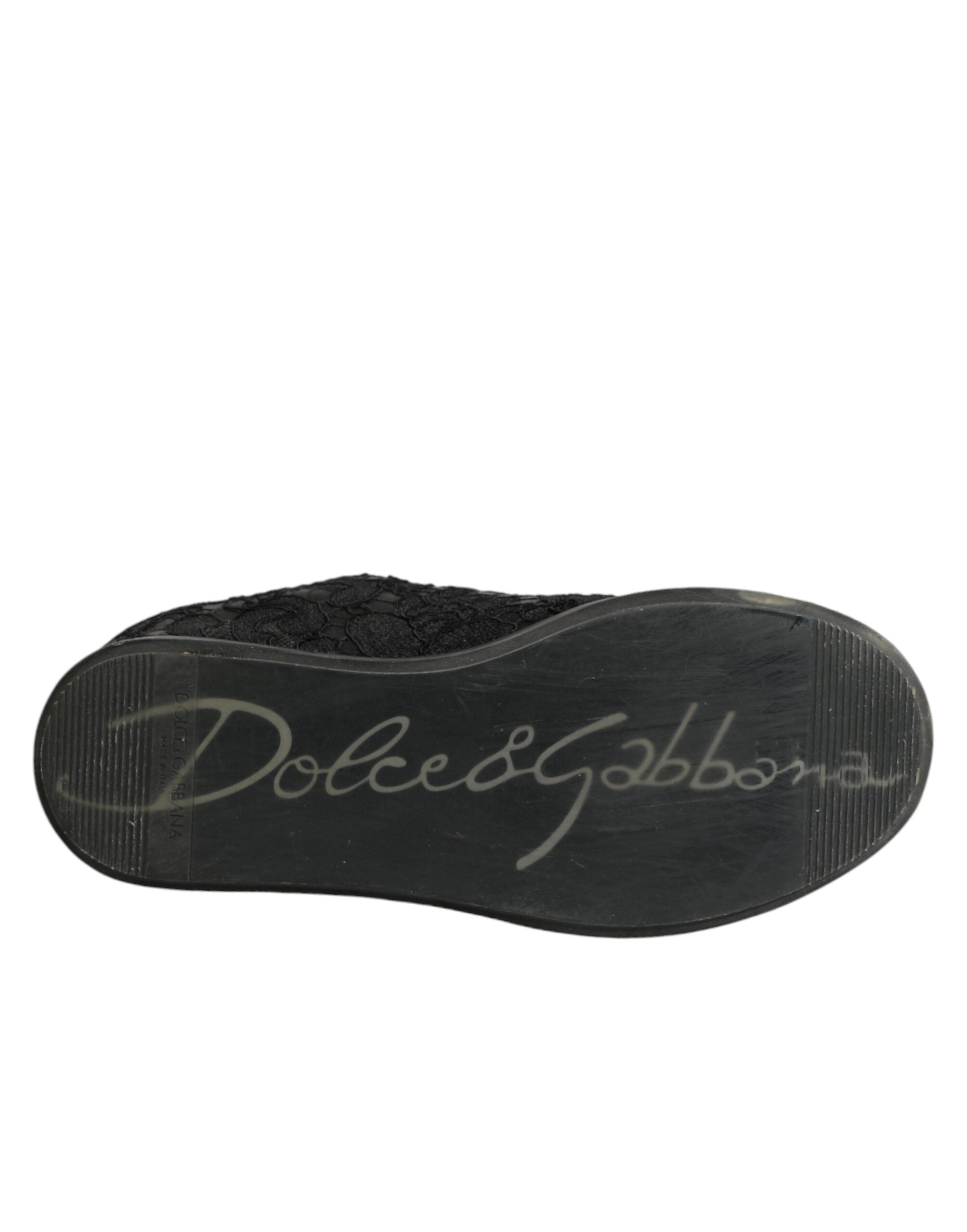 Chaussures basses Dolce & Gabbana en dentelle florale noire, sneakers élégants avec design raffiné et détails en dentelle.