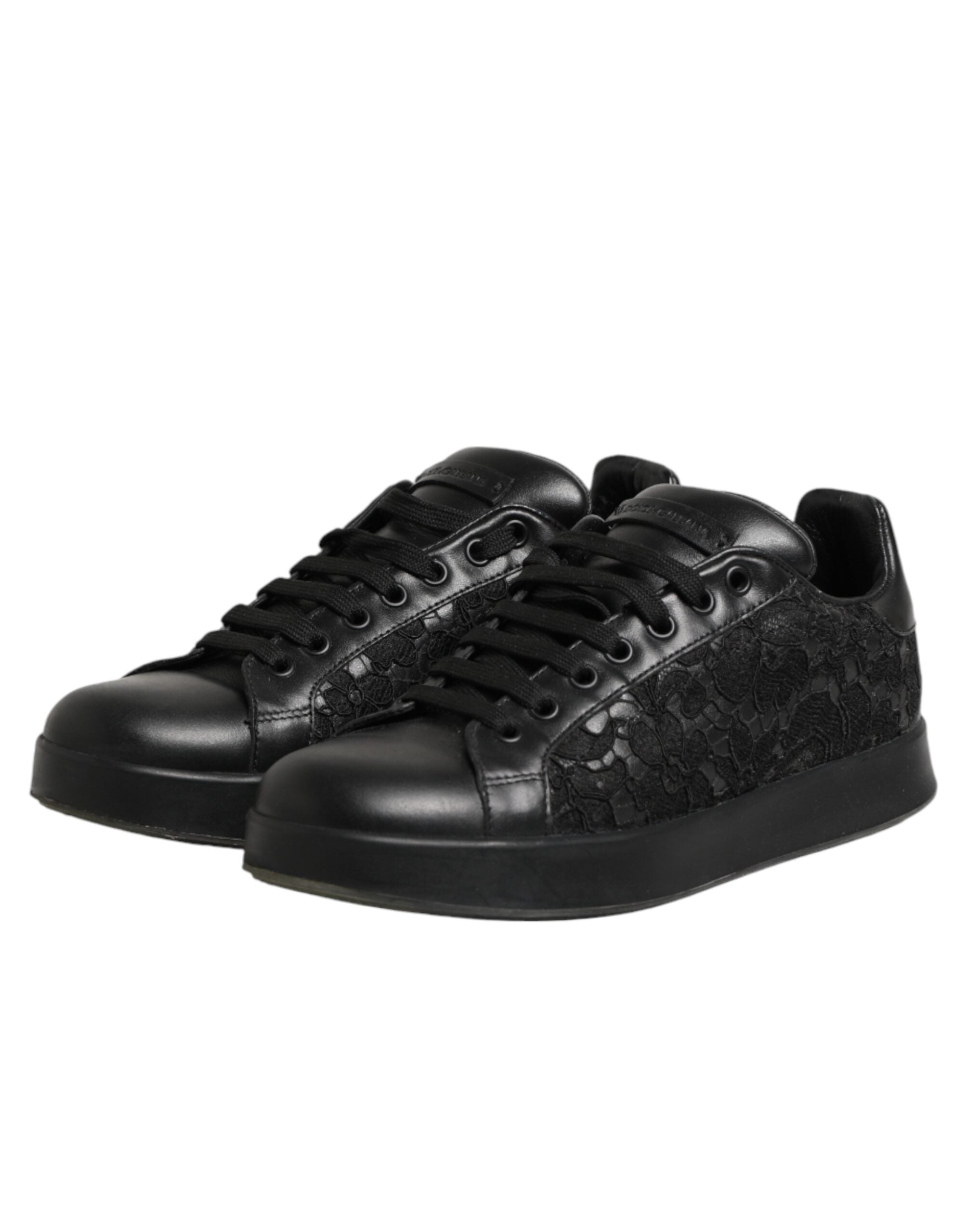 Chaussures sneakers basses en dentelle florale noire de Dolce & Gabbana, style élégant et sophistiqué.