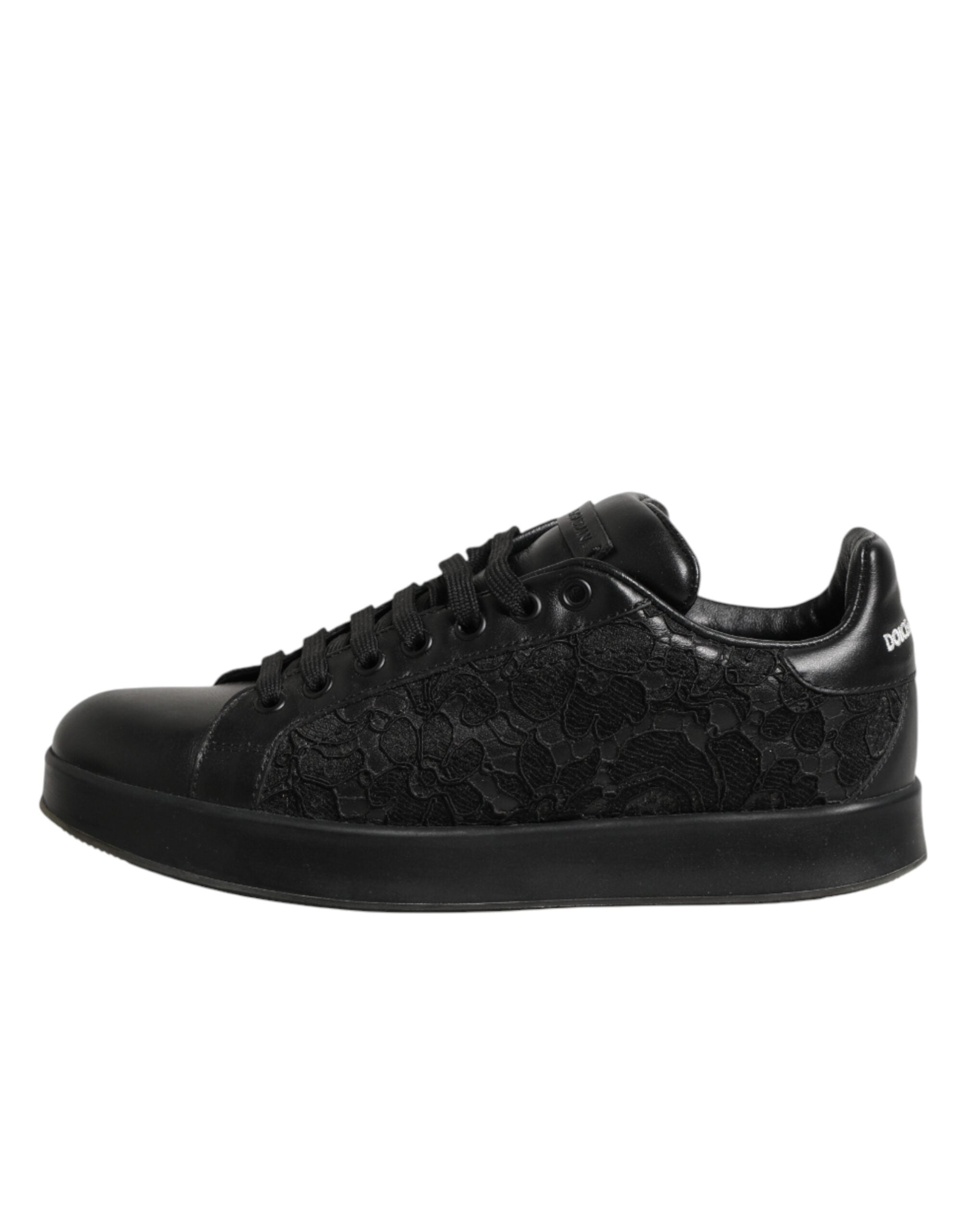Chaussures sneakers basses Dolce & Gabbana en dentelle florale noire, style élégant et détails raffinés.