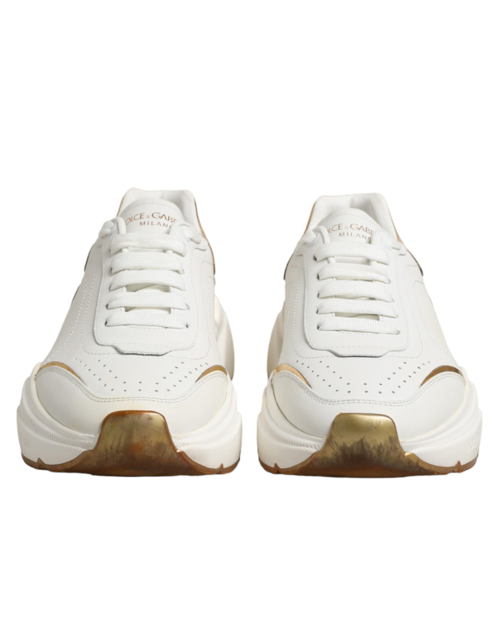 Chaussures sneakers basses Dolce & Gabbana Daymaster en or blanc, vue de face, en cuir avec détails élégants.