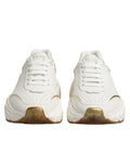 Chaussures sneakers basses Dolce & Gabbana Daymaster en or blanc, vue de face, en cuir avec détails élégants.