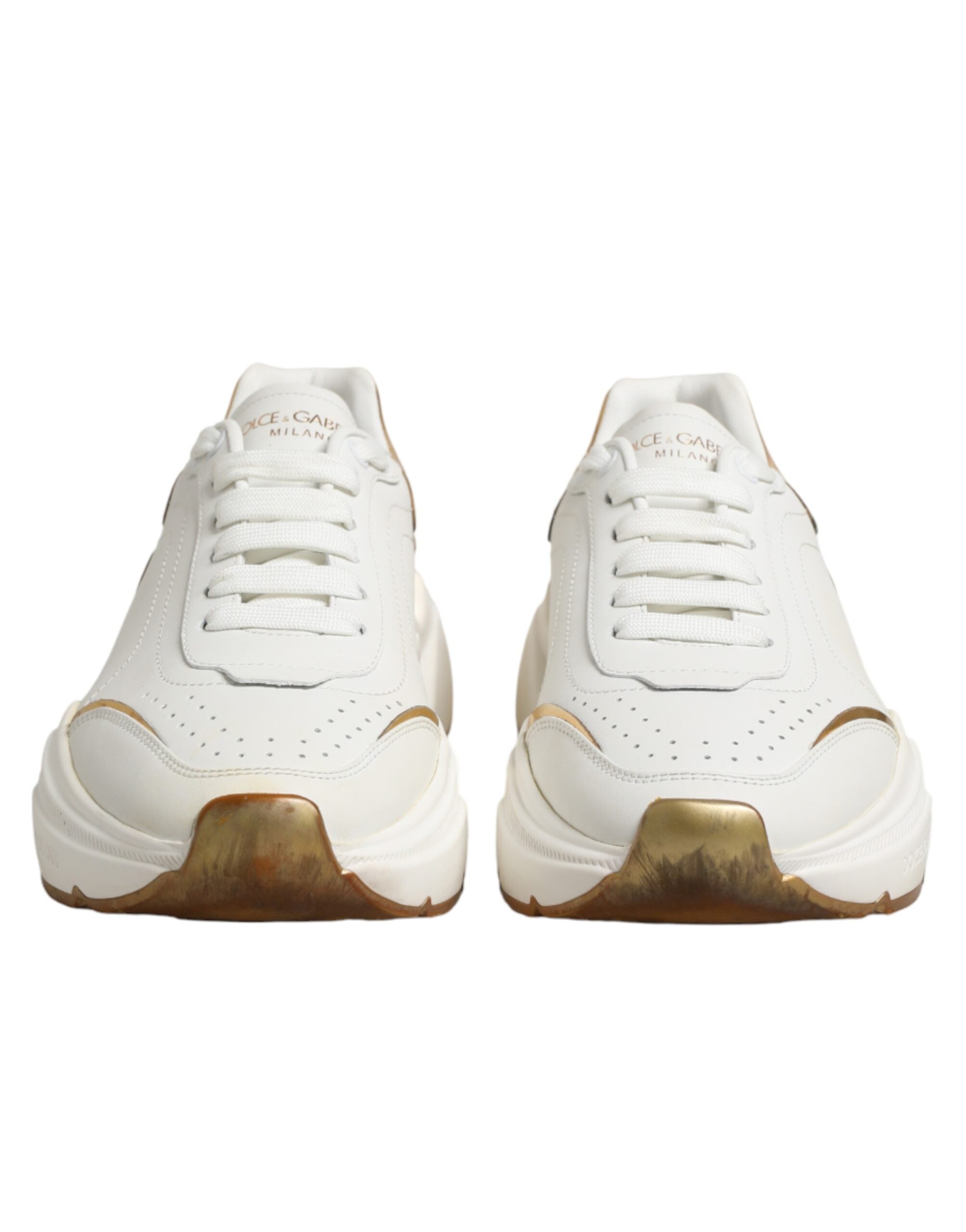 Chaussures sneakers basses Dolce & Gabbana Daymaster en or blanc, vue de face, en cuir avec détails élégants.