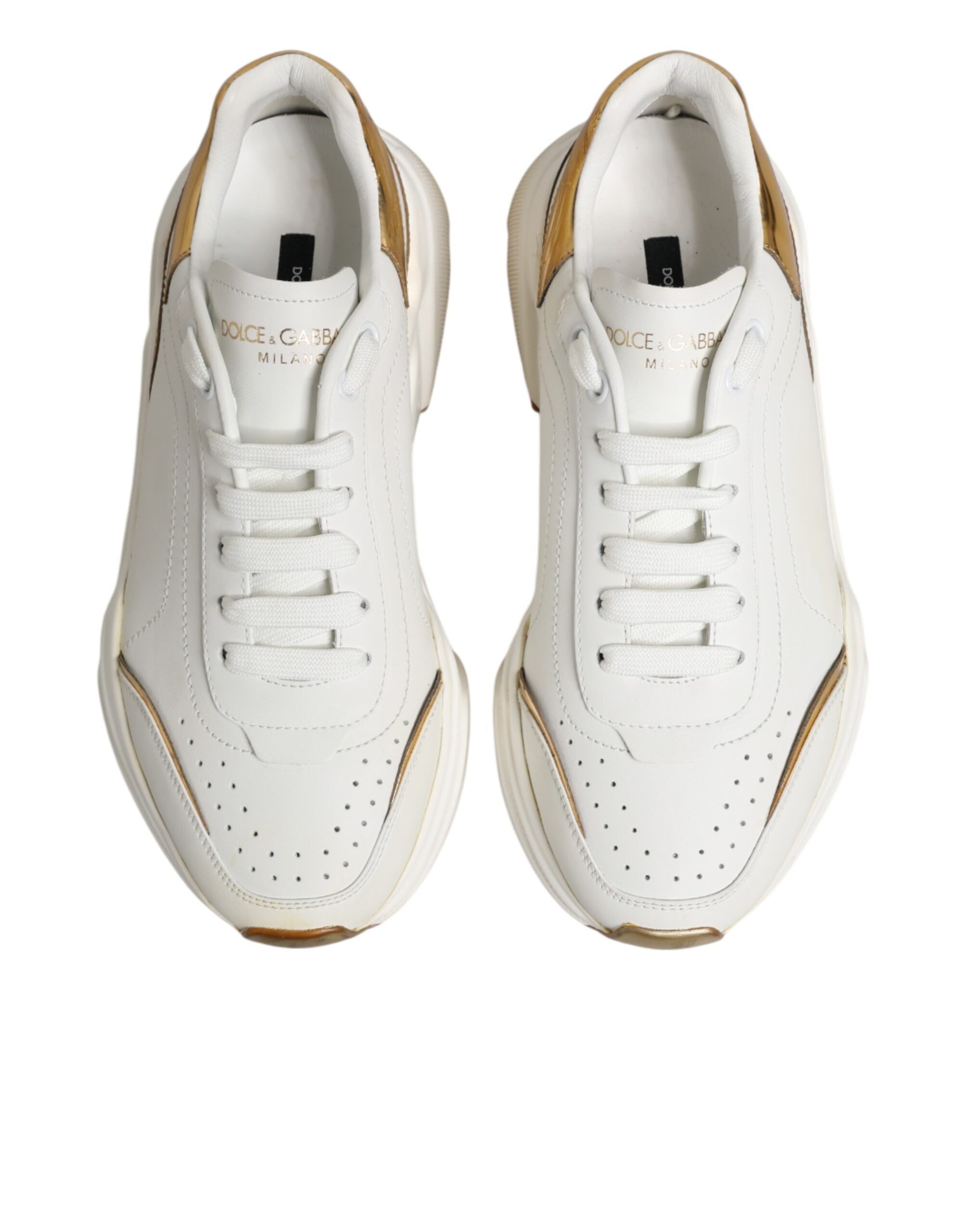 Chaussures sneakers basses Dolce & Gabbana Daymaster en or blanc, vue de face, en tissu et cuir, avec détails dorés.