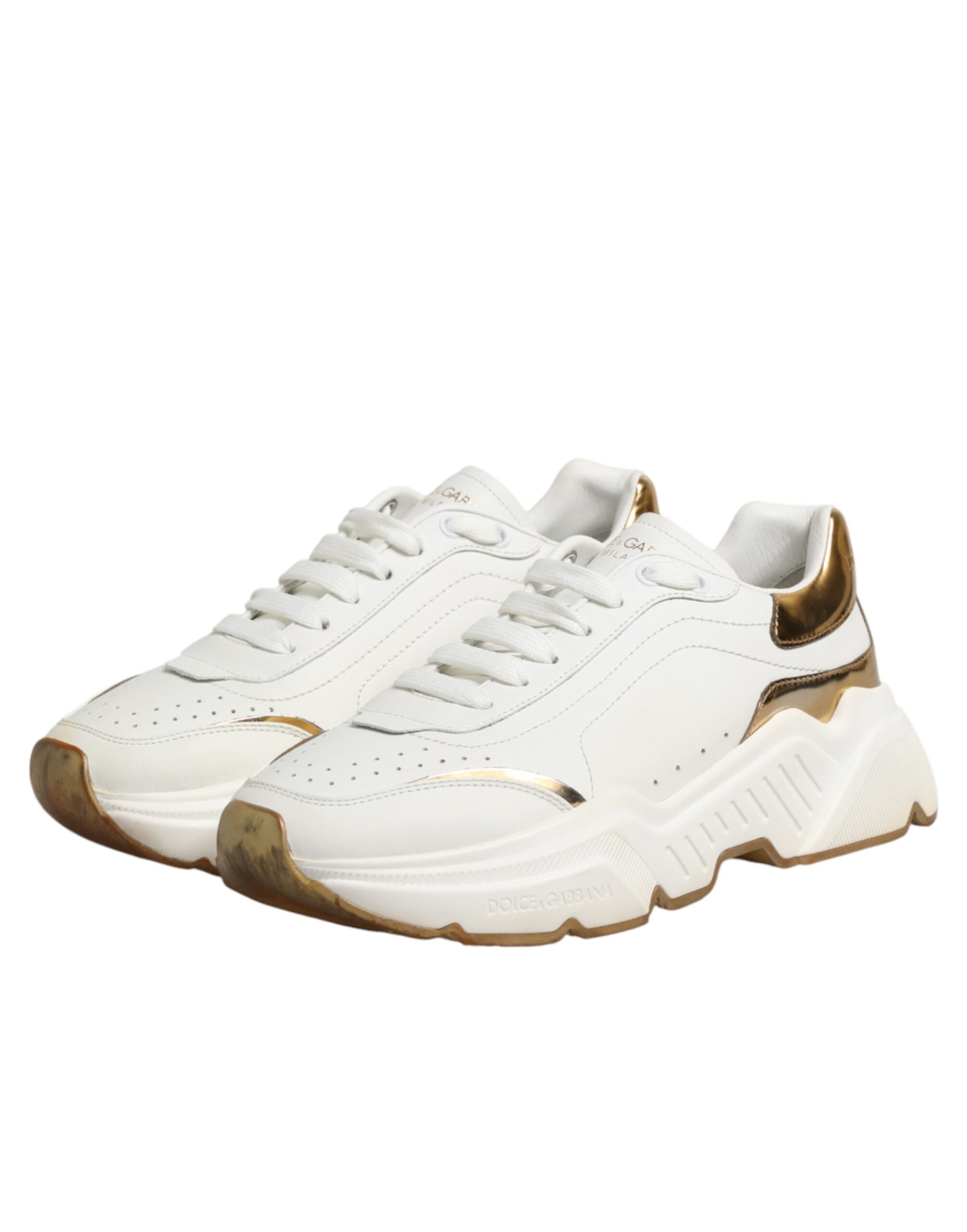 Chaussures sneakers basses Dolce & Gabbana Daymaster en or blanc, vue de face avec détails en cuir et design élégant.