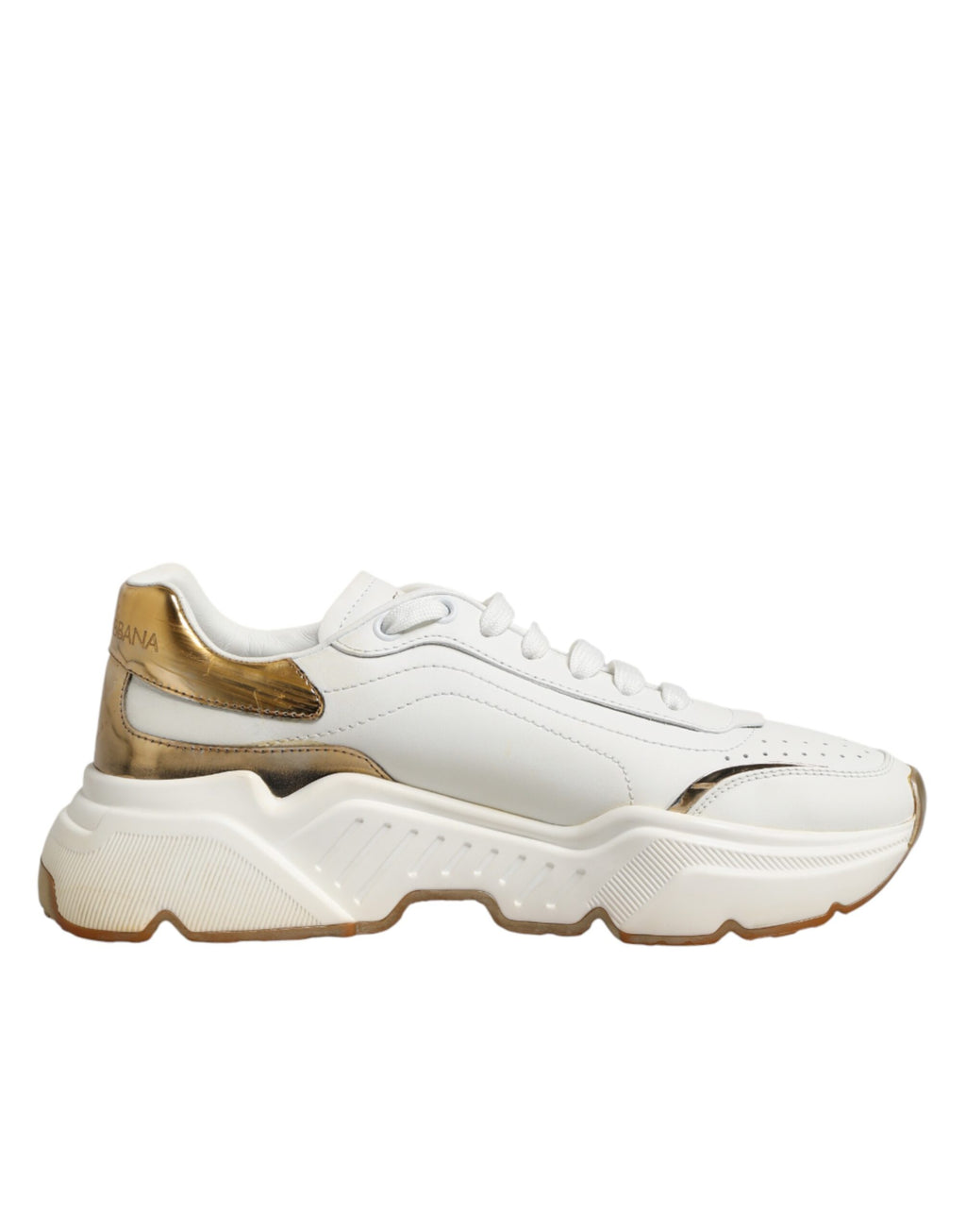 Chaussures Dolce & Gabbana Daymaster blanches en or pour homme, baskets basses élégantes en cuir avec semelle blanche.