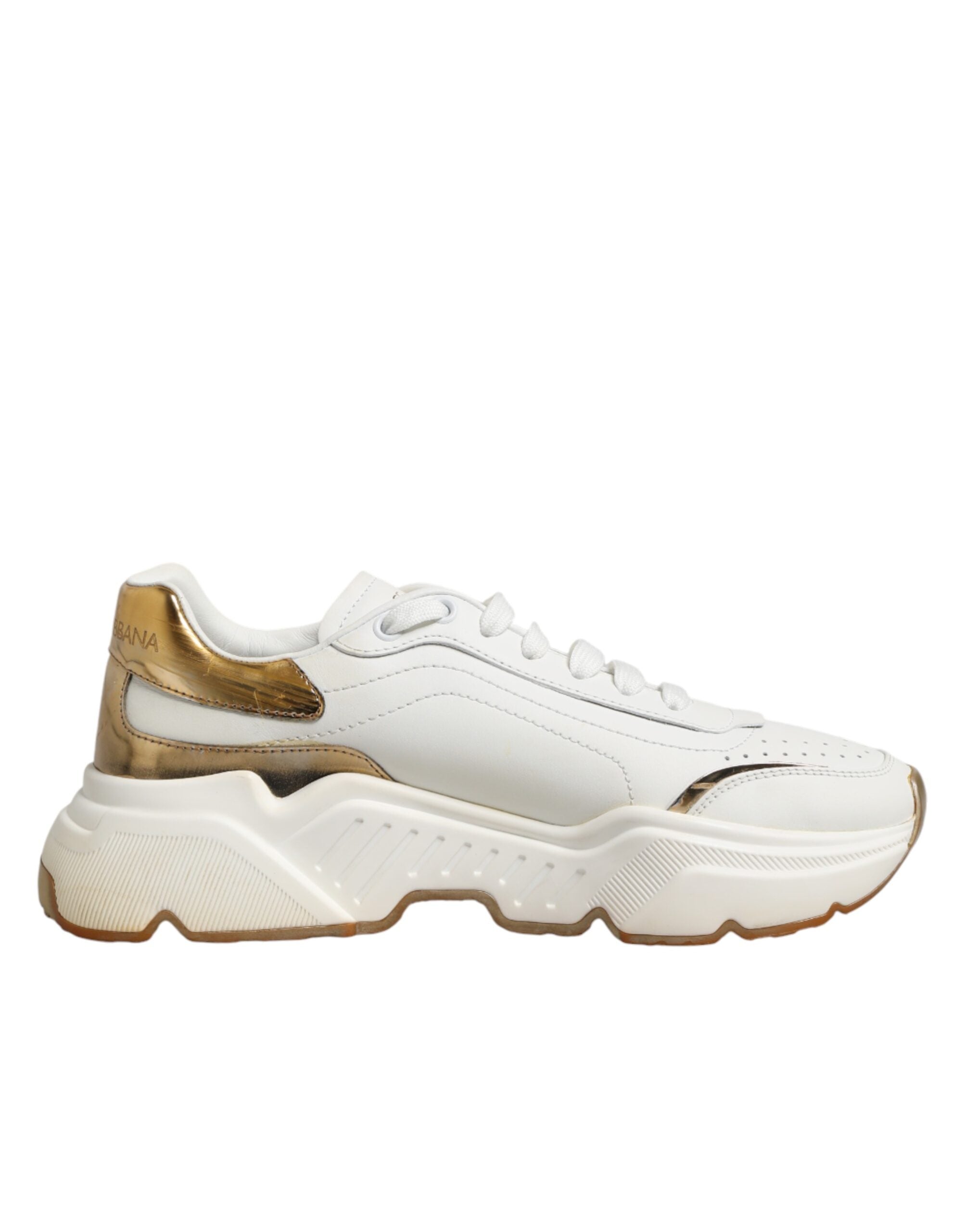Chaussures Dolce & Gabbana Daymaster blanches en or pour homme, baskets basses élégantes en cuir avec semelle blanche.