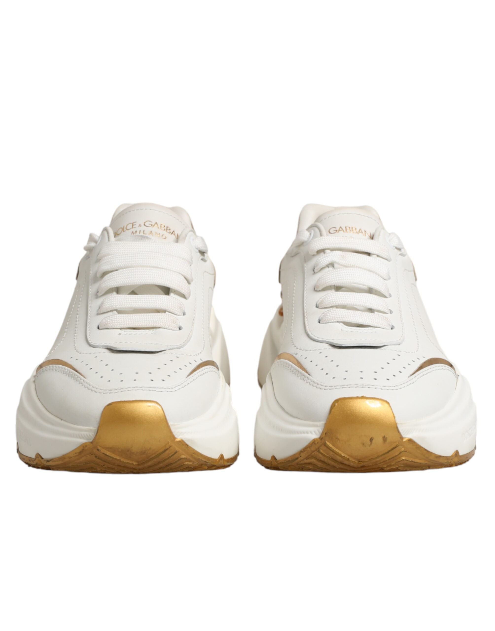 Chaussures sneakers basses Dolce & Gabbana Daymaster en or blanc, tige en cuir blanc avec détails élégants.