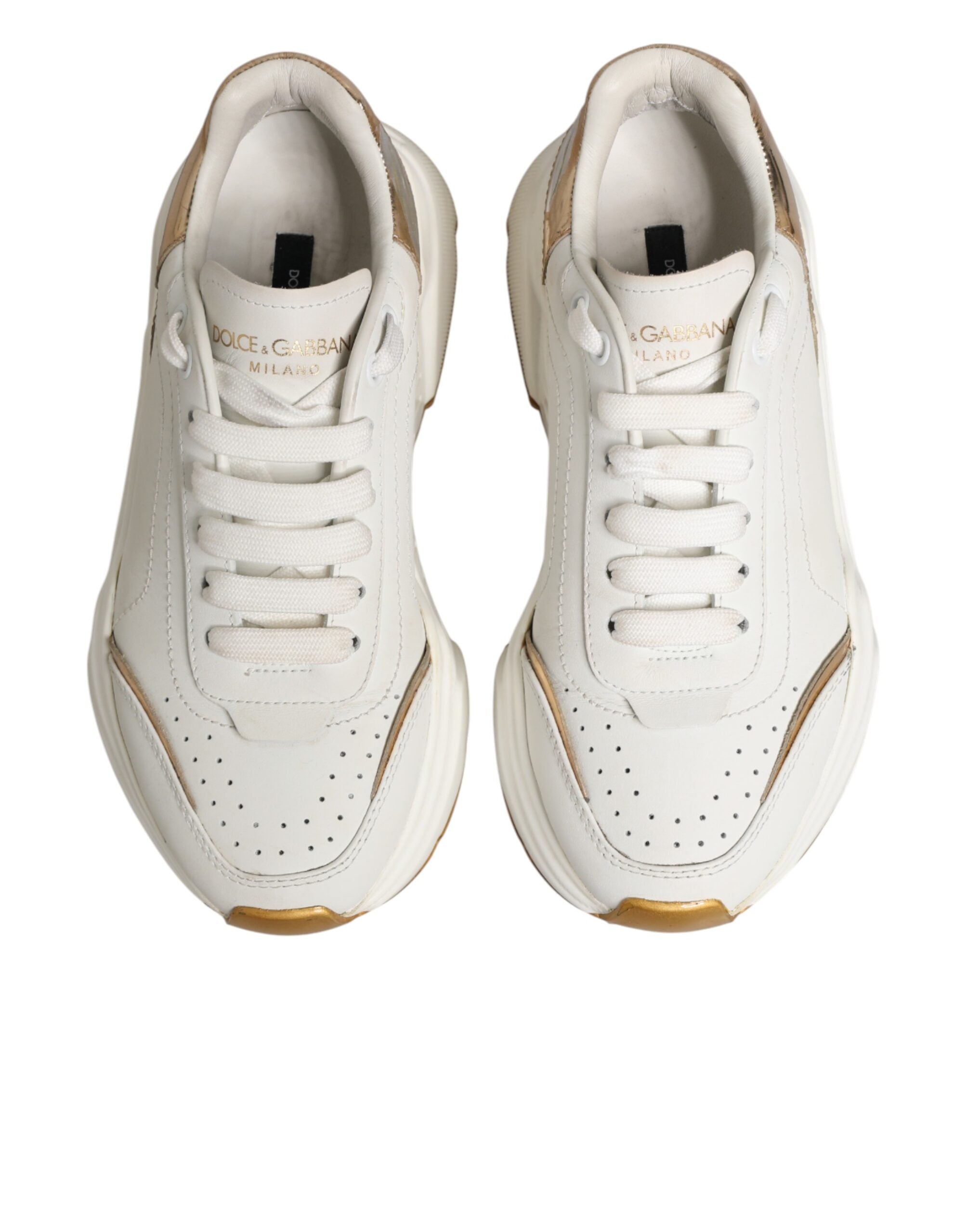 Chaussures sneakers basses Dolce & Gabbana Daymaster en or blanc, vues de face, avec détails en cuir et design élégant.