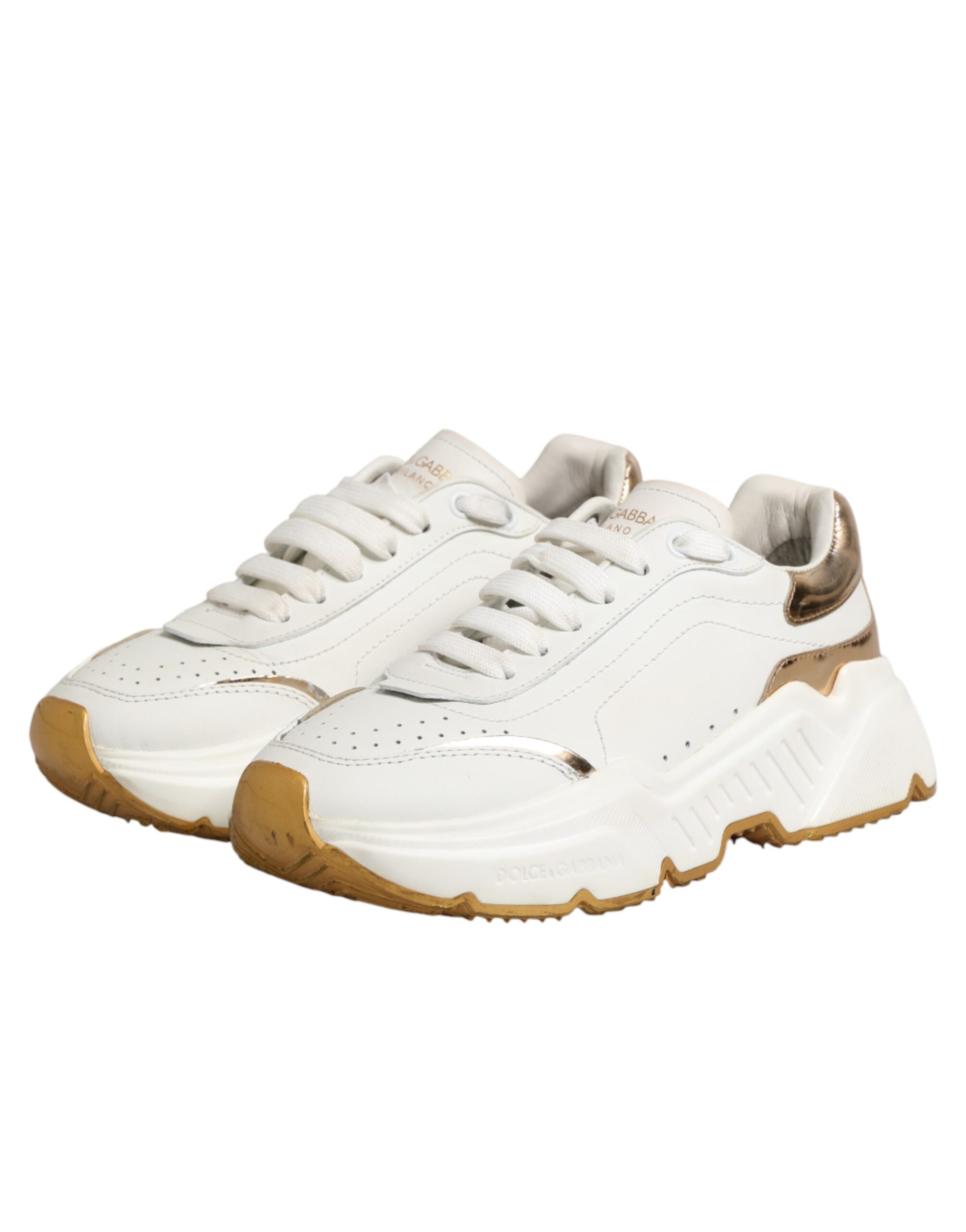 Chaussures sneakers basses Dolce & Gabbana Daymaster en or blanc, vue de face, en cuir élégant et moderne.