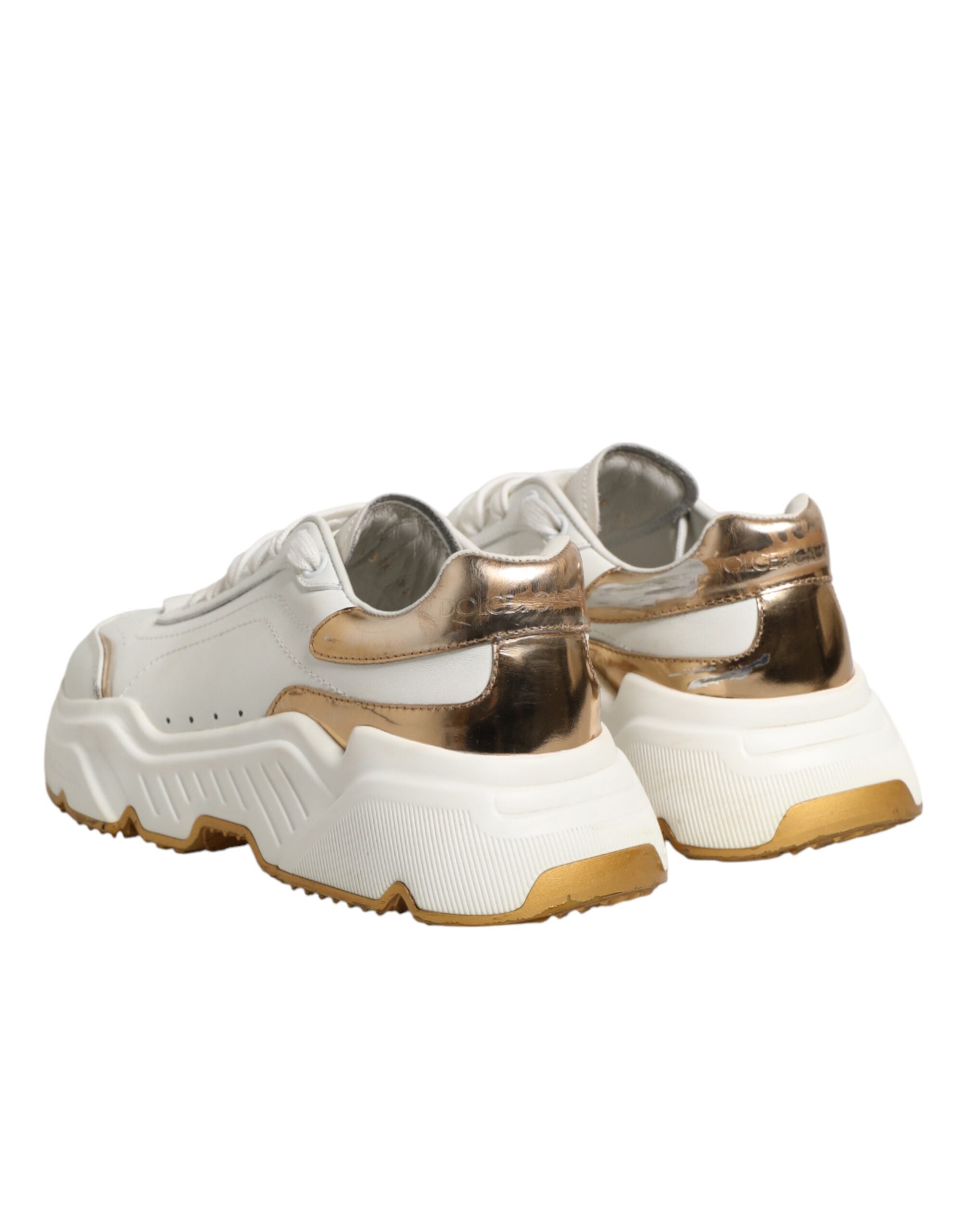 Chaussures Sneakers basses Dolce & Gabbana Daymaster en or blanc, vue de face, en cuir blanc avec détails dorés.