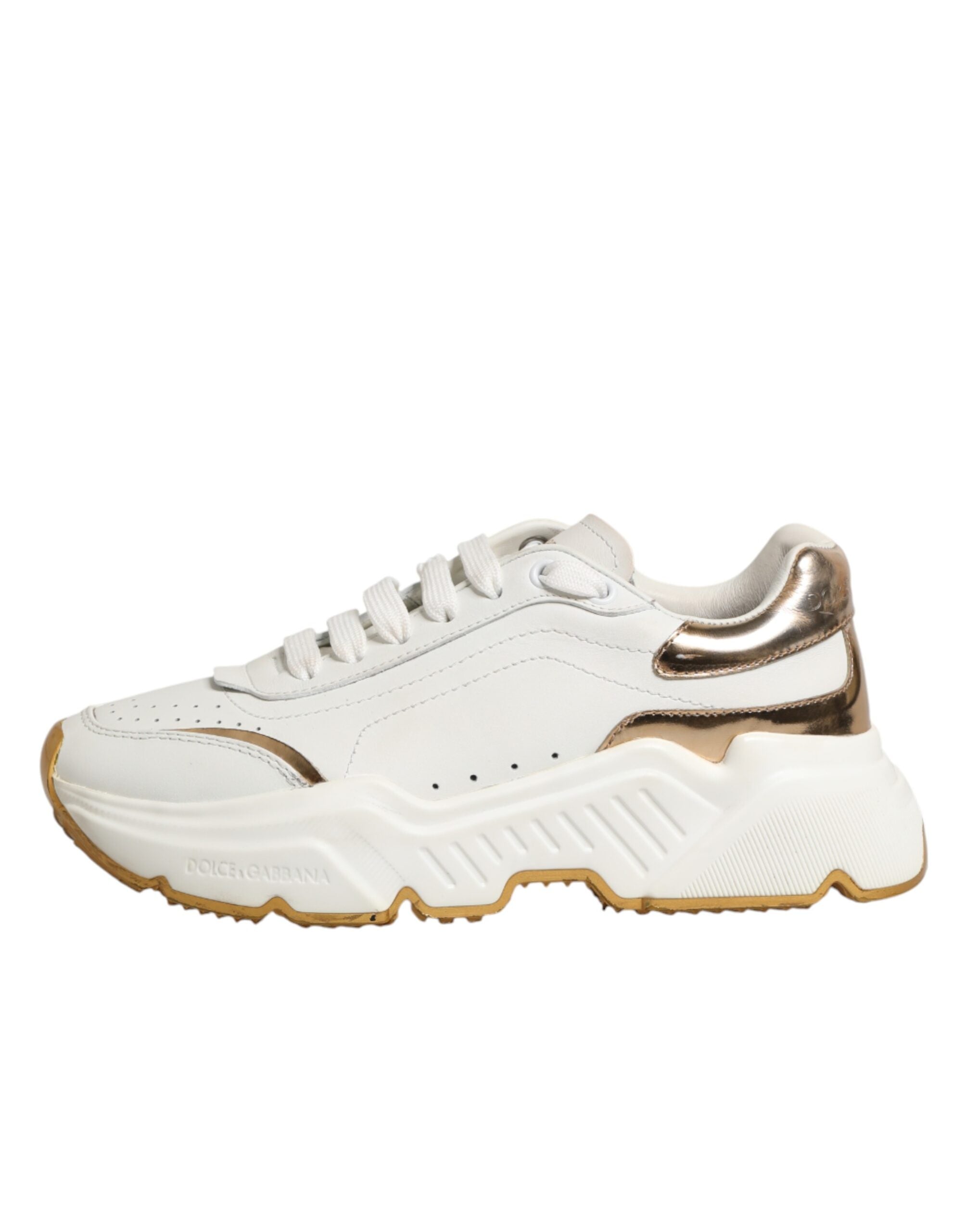 Chaussures basses Dolce & Gabbana Daymaster en or blanc, baskets élégantes en cuir avec détails modernes et design sophistiqué.