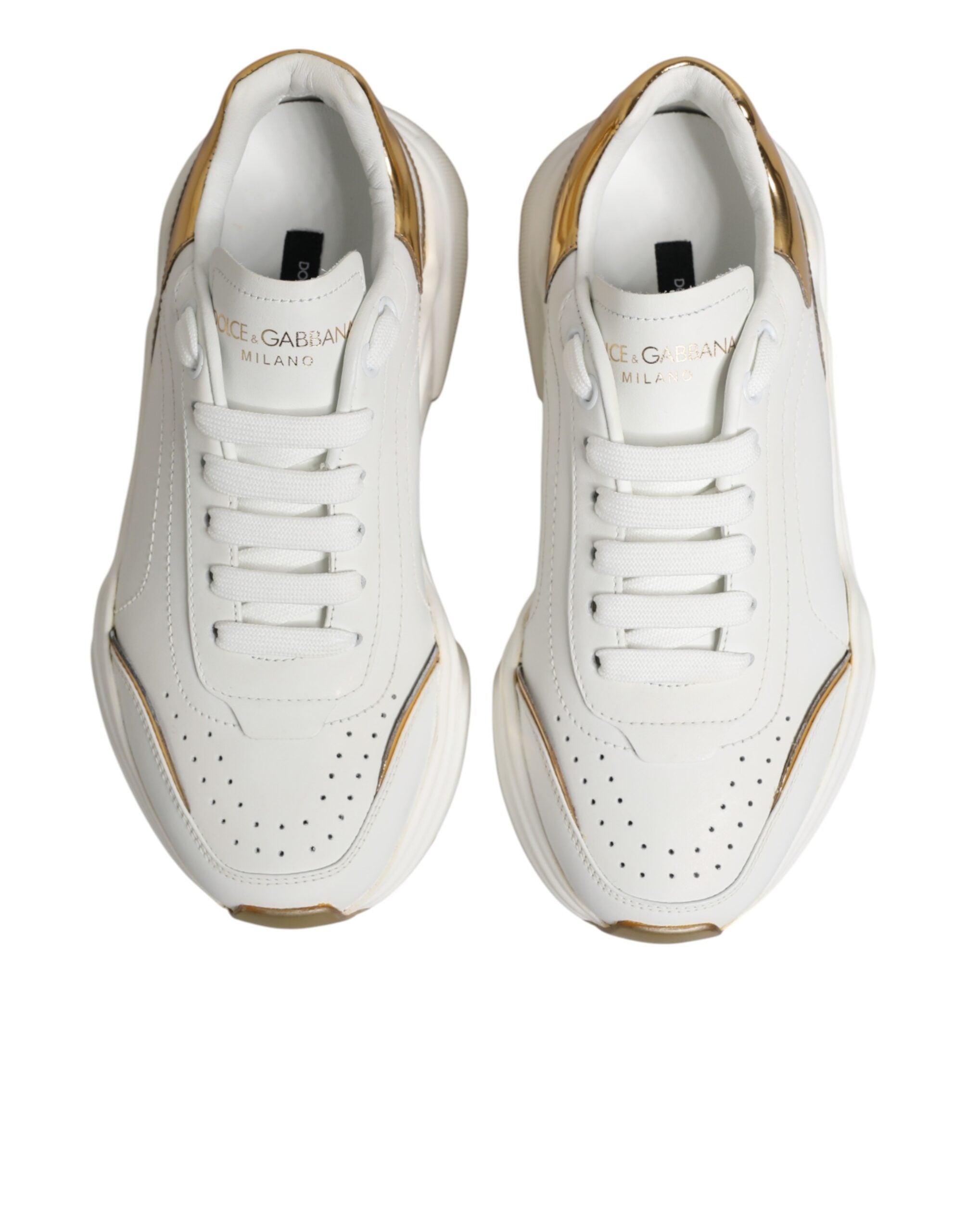Chaussures sneakers basses Dolce & Gabbana Daymaster en or blanc, style décontracté et élégant, vue de face.