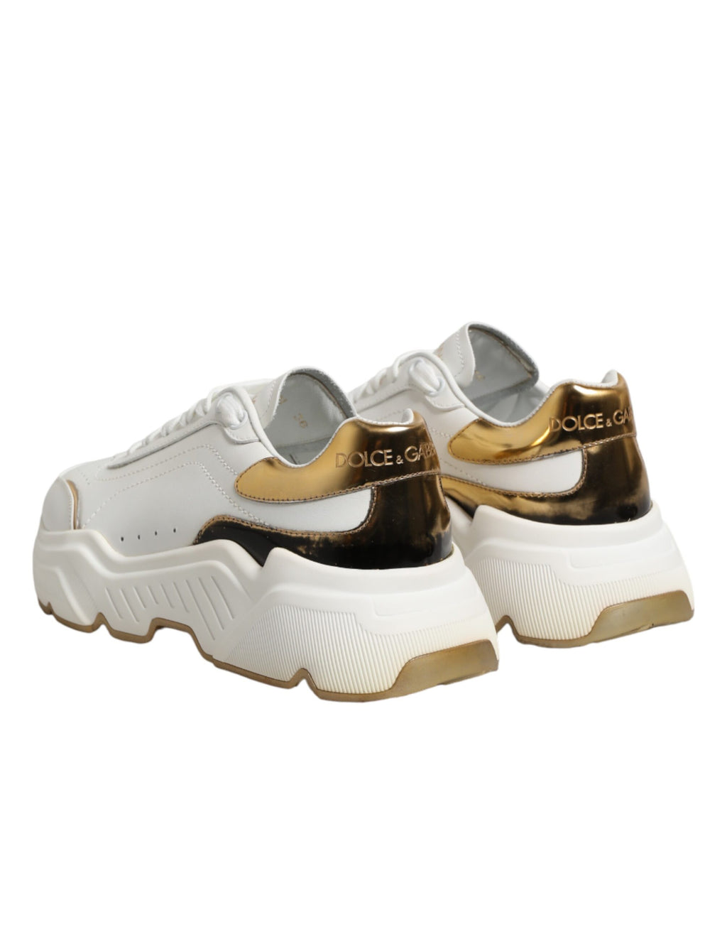 Chaussures sneakers basses Dolce & Gabbana Daymaster en or blanc, vue de face, en cuir blanc, style décontracté et élégant.