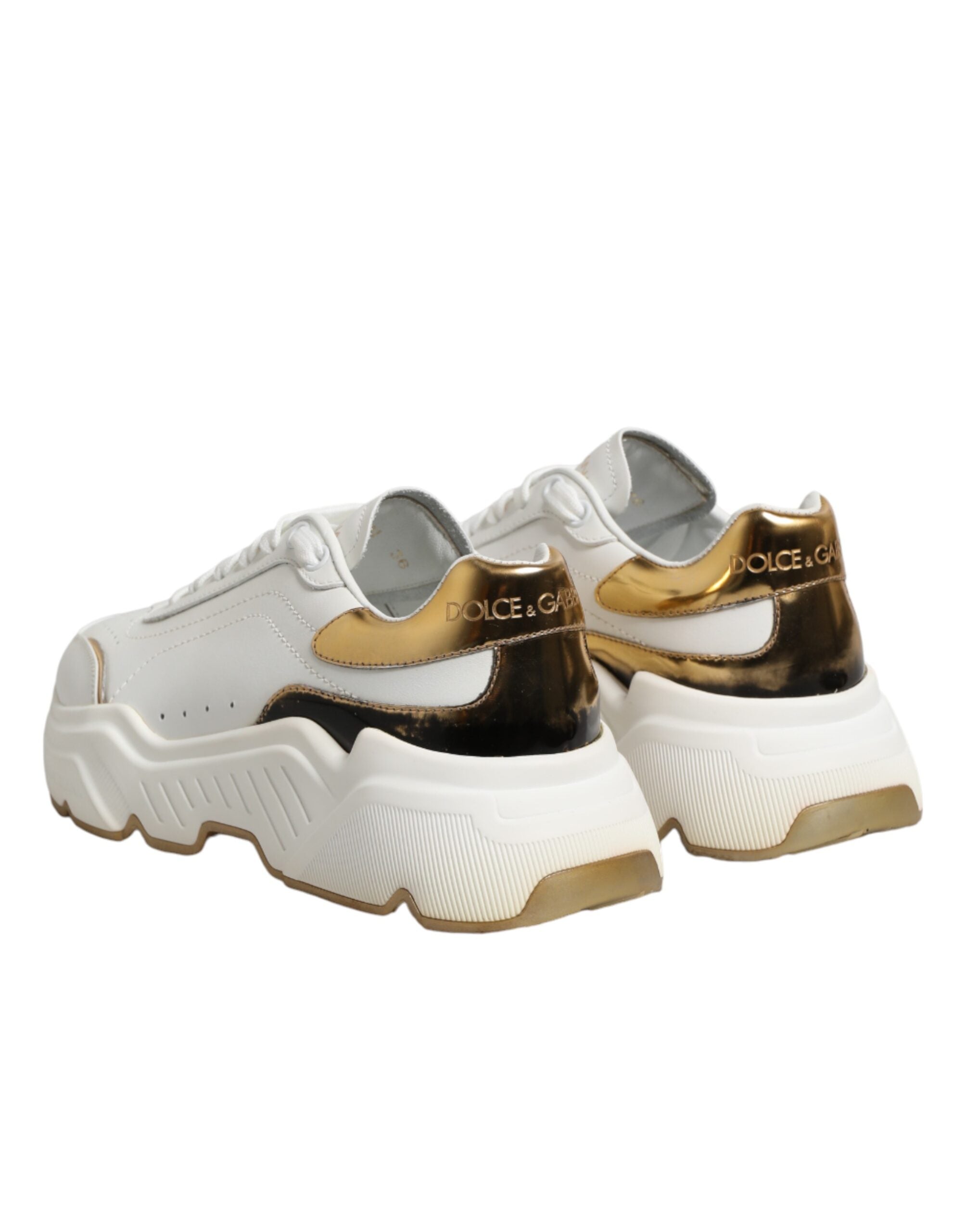 Chaussures sneakers basses Dolce & Gabbana Daymaster en or blanc, vue de face, en cuir blanc, style décontracté et élégant.