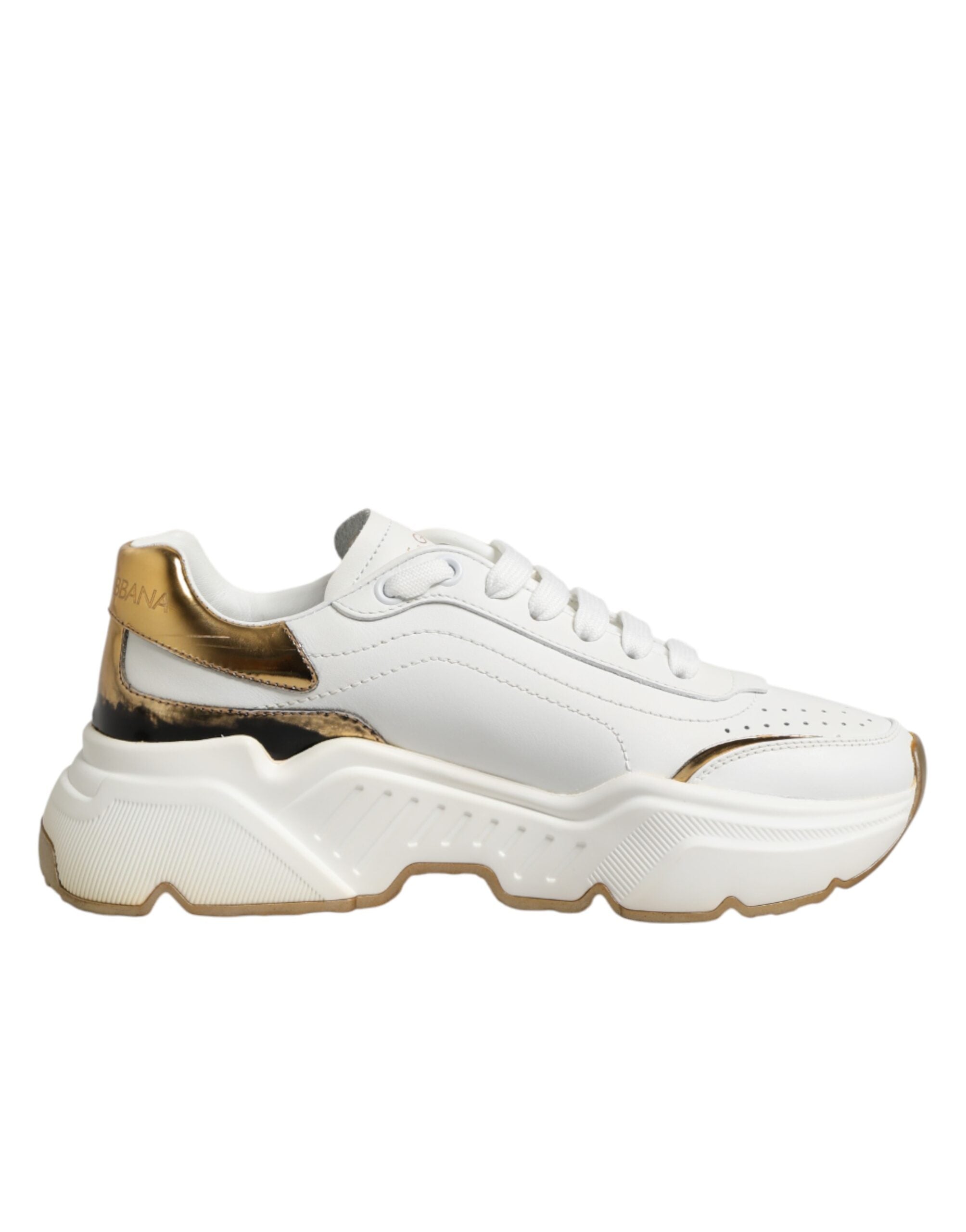 Chaussures basses Dolce & Gabbana Daymaster, sneakers en or blanc, vue de face avec détails en cuir blanc et semelle blanche.