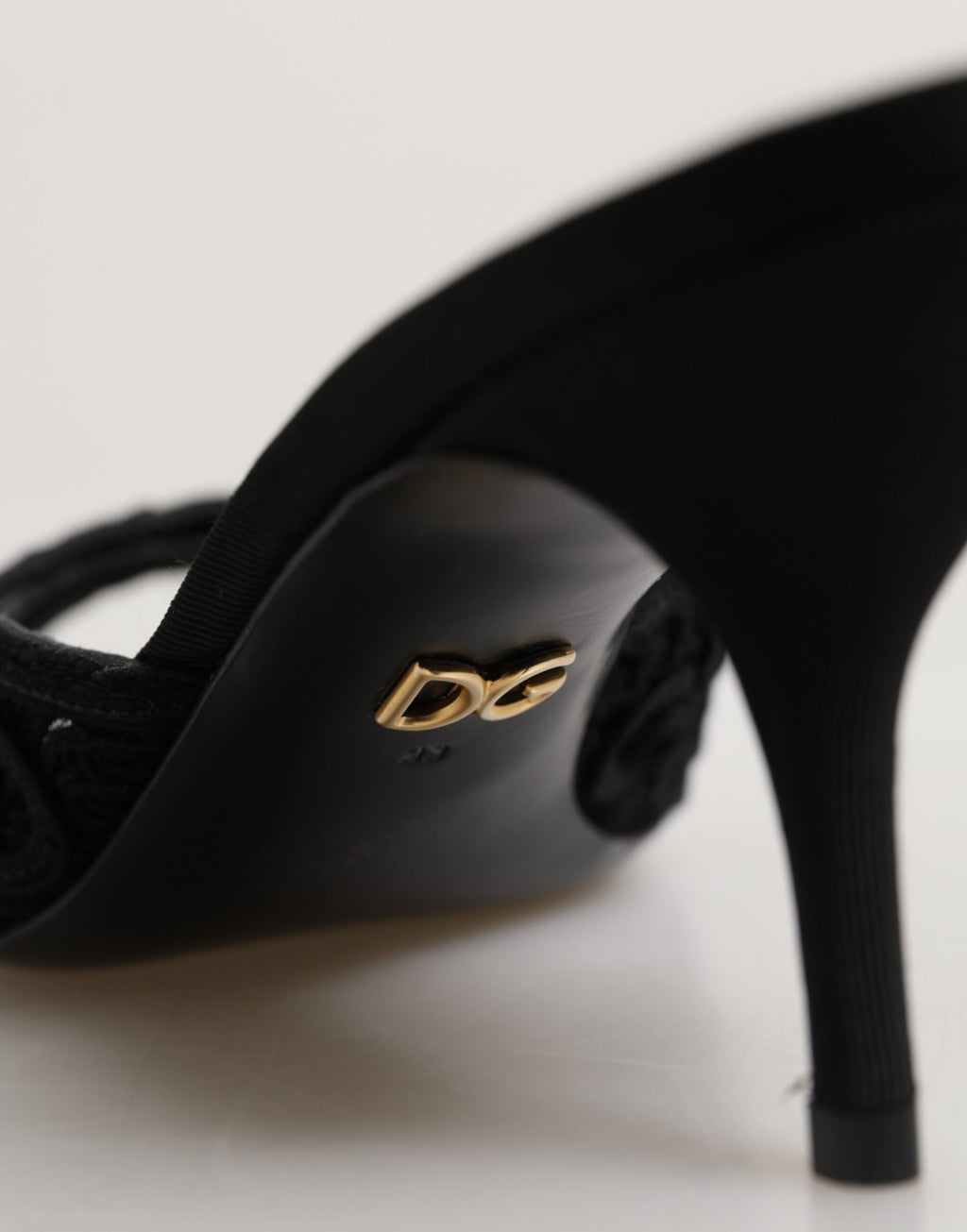 Sandales Dolce & Gabbana noires à brides brodées, chaussons élégants en tissu pour femmes.