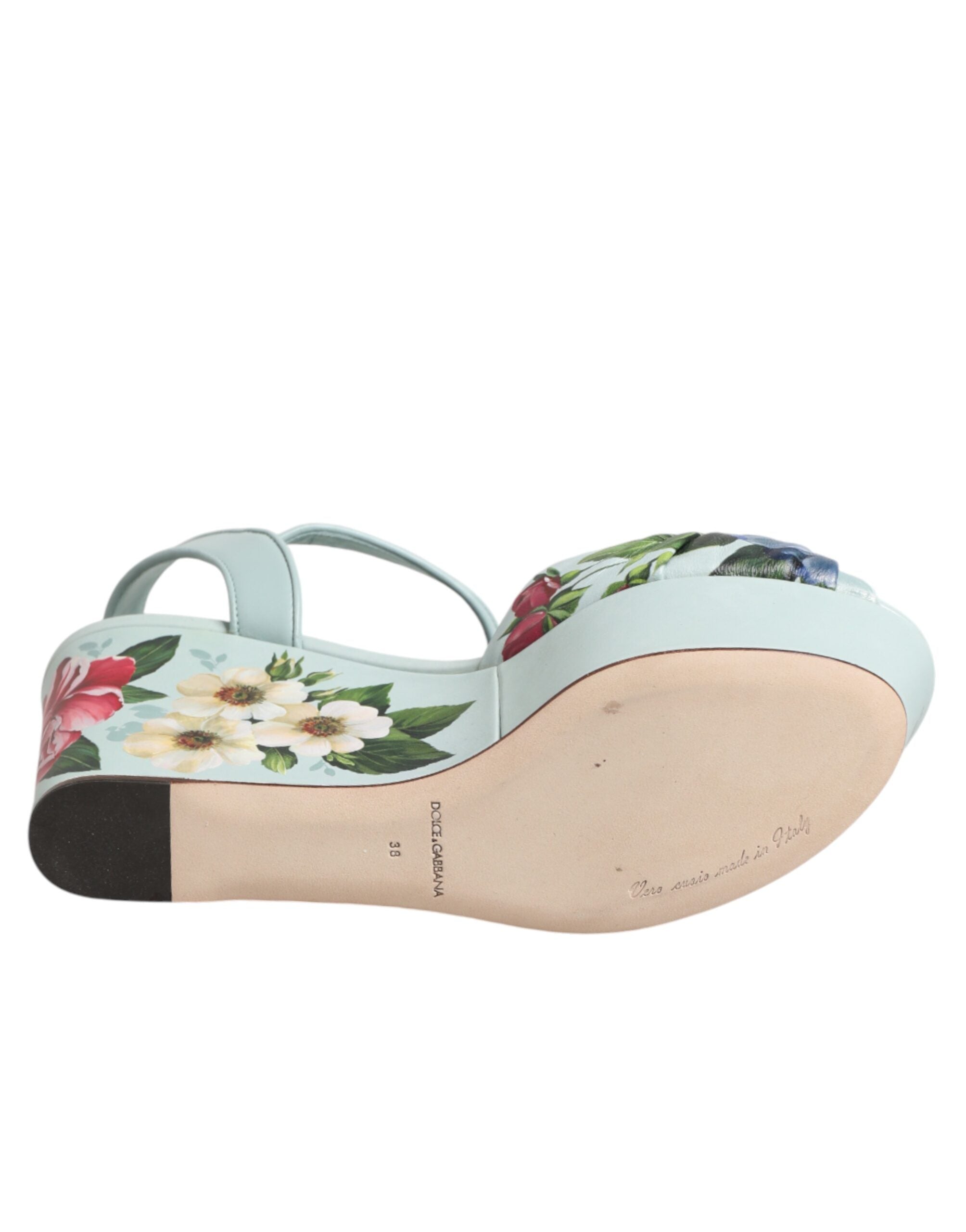 Sandales à talons compensés à bride de cheville Dolce & Gabbana vertes avec motif floral, visibles en gros plan.
