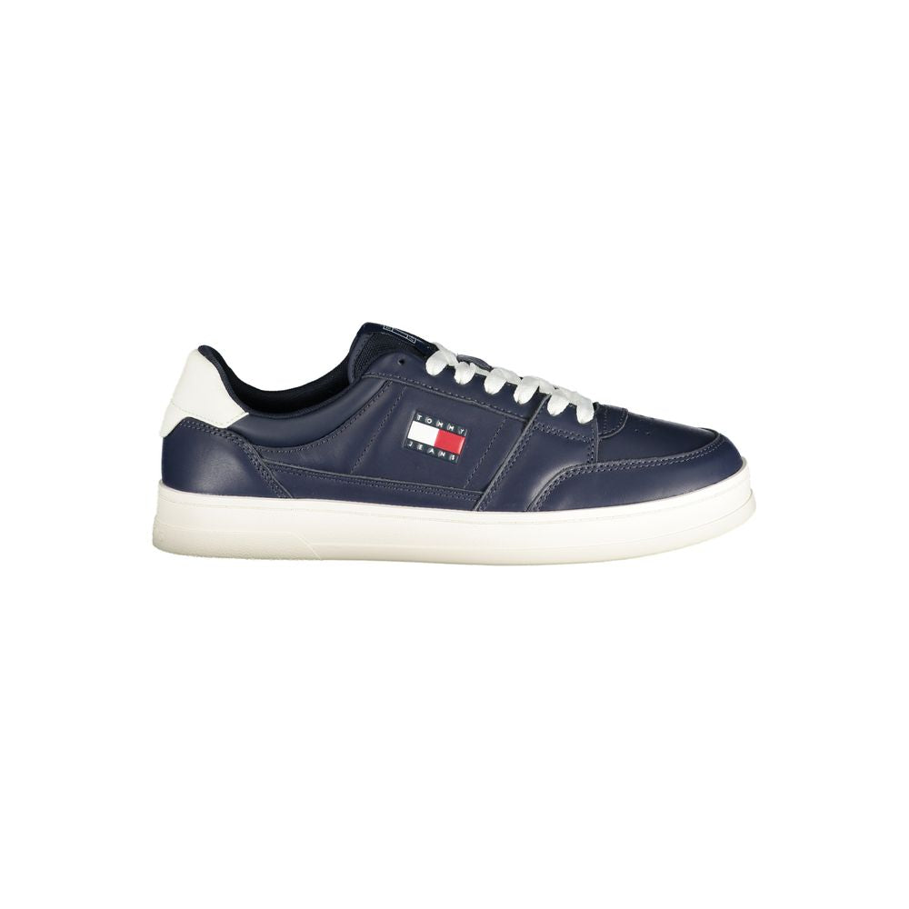 Chaussures sneakers en cuir bleu pour homme de la marque Tommy Hilfiger, vue de côté.