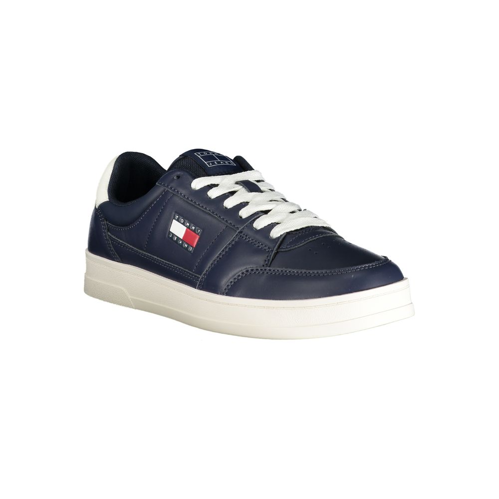 Chaussure sneaker en cuir bleu pour homme de la marque Tommy Hilfiger, vue de côté, avec détails de la semelle et design élégant.