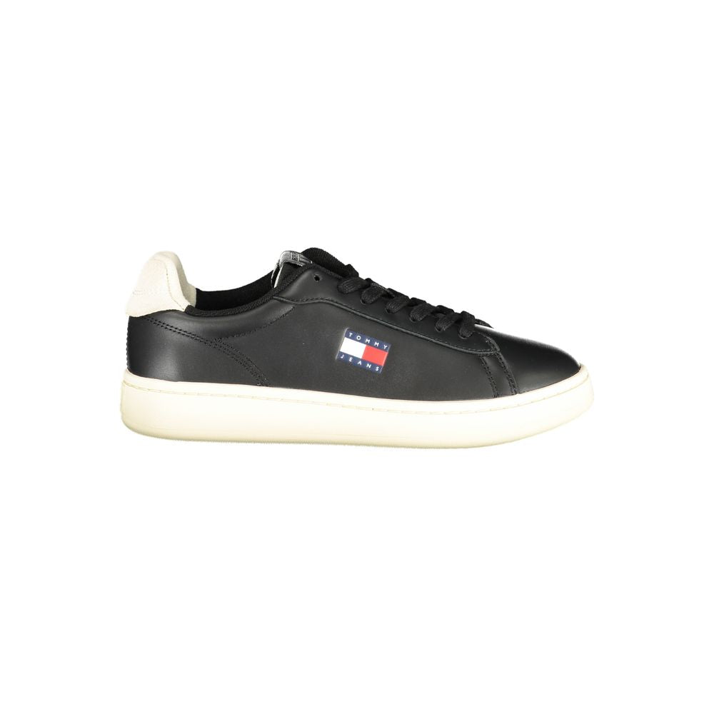 Sneaker femme en polyuréthane noir de la marque Tommy Hilfiger, vue de côté, avec semelle blanche et design moderne.