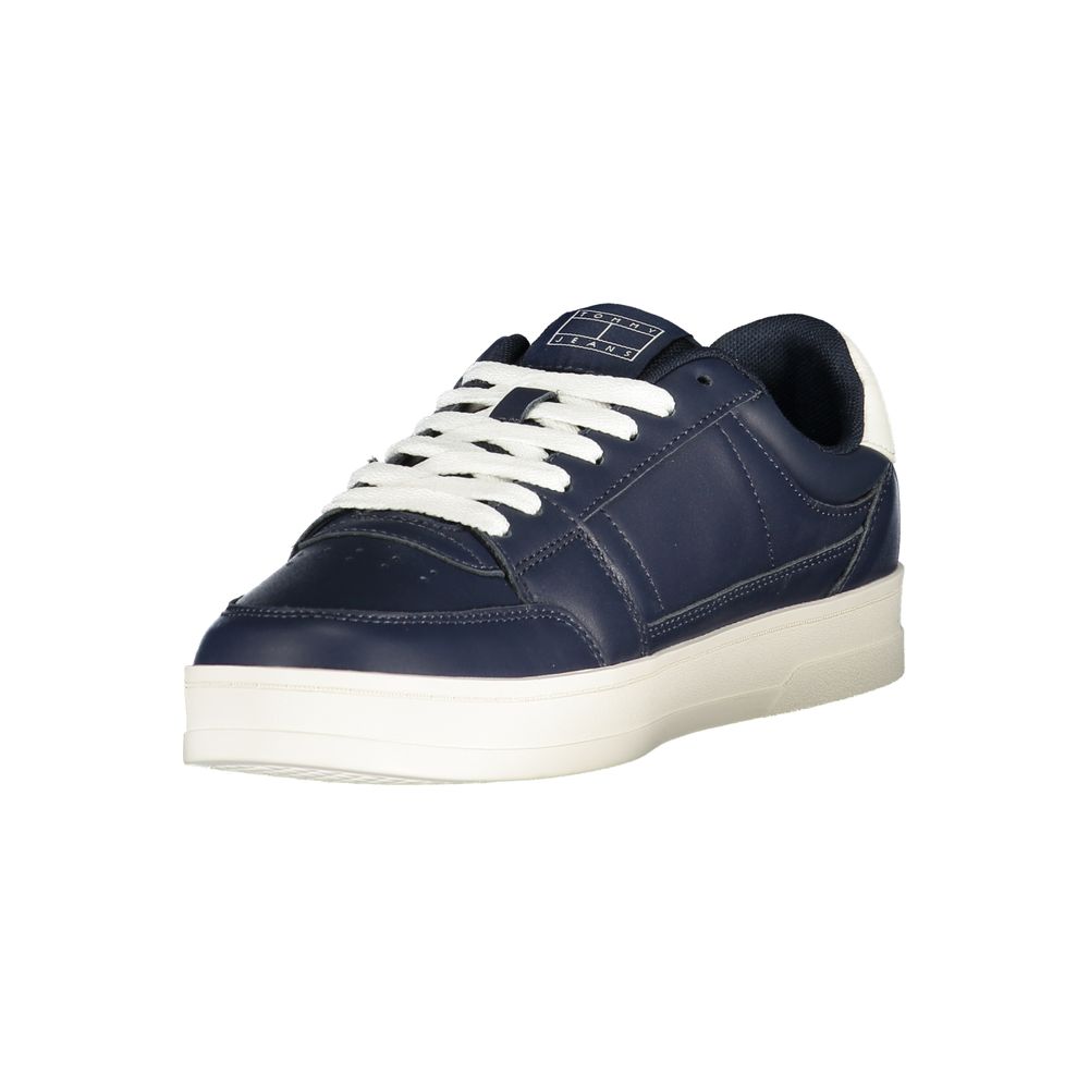 Chaussure sneaker en cuir bleu pour homme de la marque Tommy Hilfiger, vue de face avec détails du design.