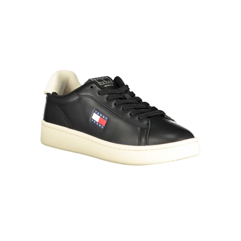 Sneakers pour femmes Tommy Hilfiger en polyuréthane noir, avec semelle blanche et design moderne.