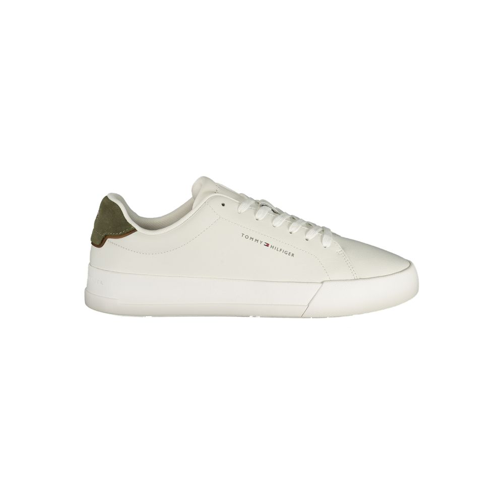 Sneakers blanches en polyuréthane pour hommes de Tommy Hilfiger, vue de face, avec design moderne et semelle blanche.