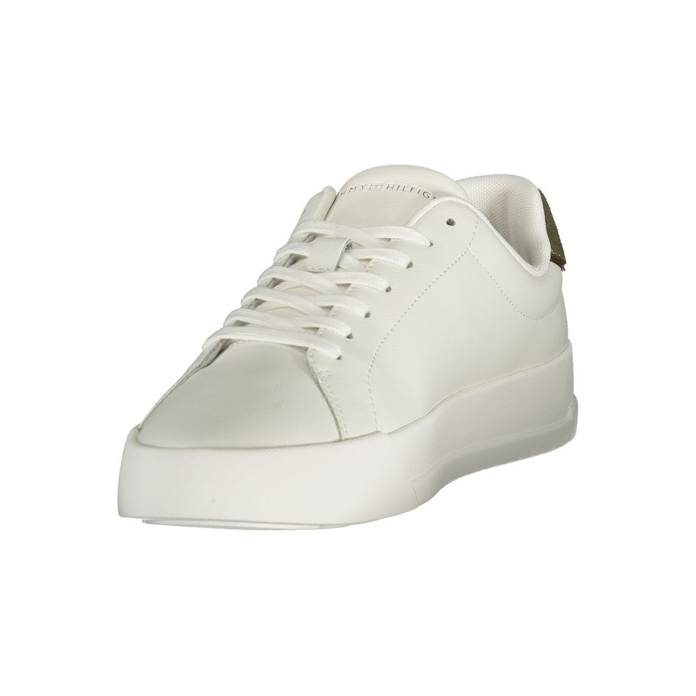 Sneakers blanches en polyuréthane pour homme de Tommy Hilfiger, vue de face avec détails du design moderne.