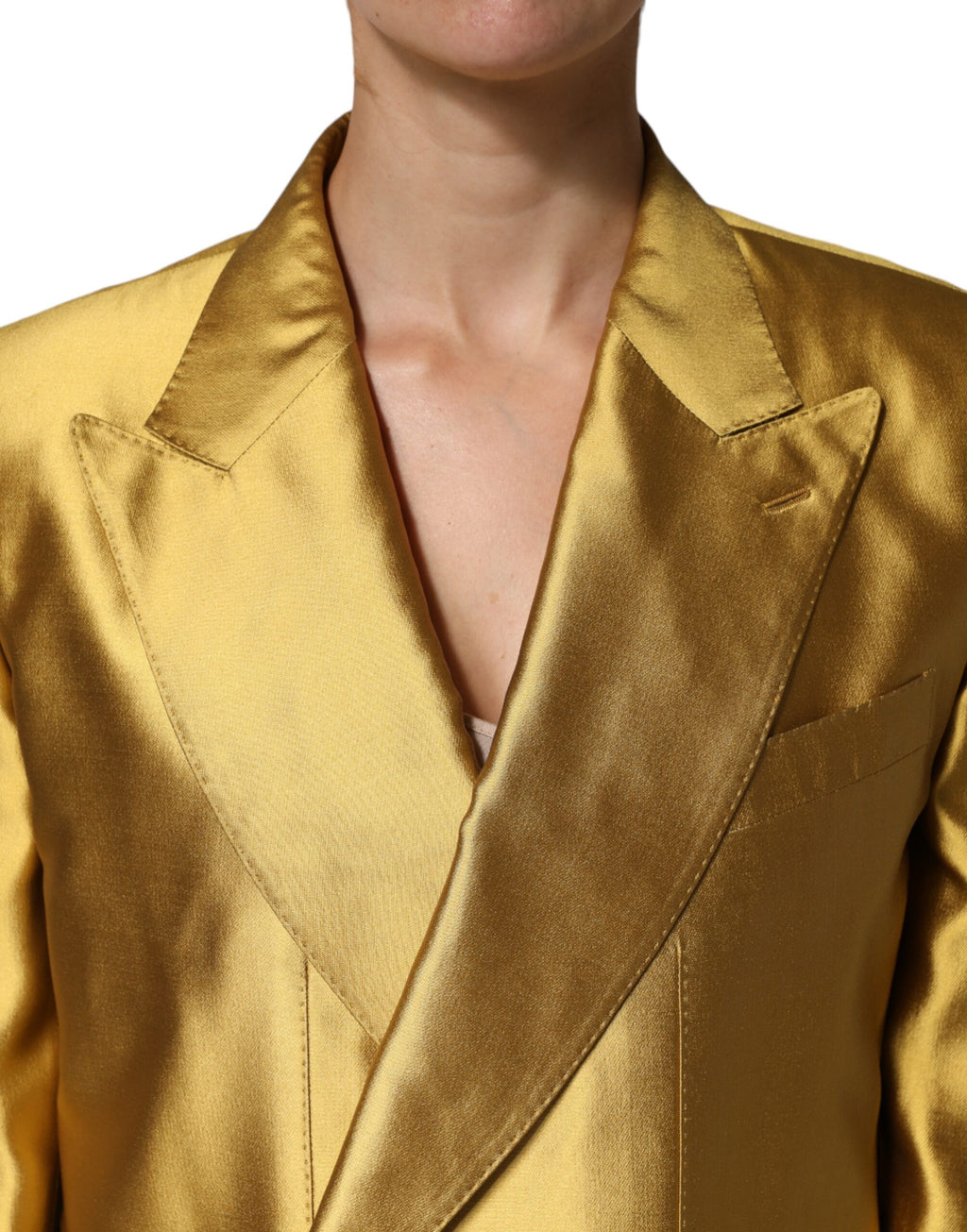 Veste blazer longue en satin doré Dolce & Gabbana avec manches longues, vue en gros plan sur le tissu brillant et élégant.