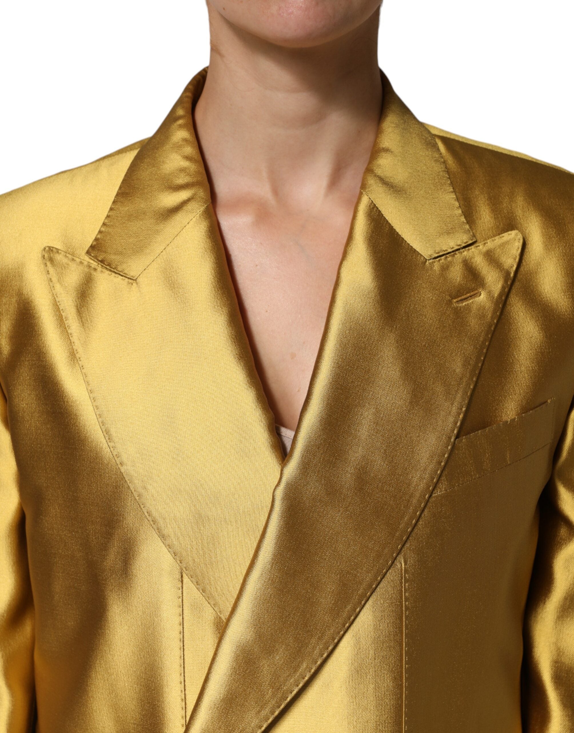 Veste blazer longue en satin doré Dolce & Gabbana avec manches longues, vue en gros plan sur le tissu brillant et élégant.