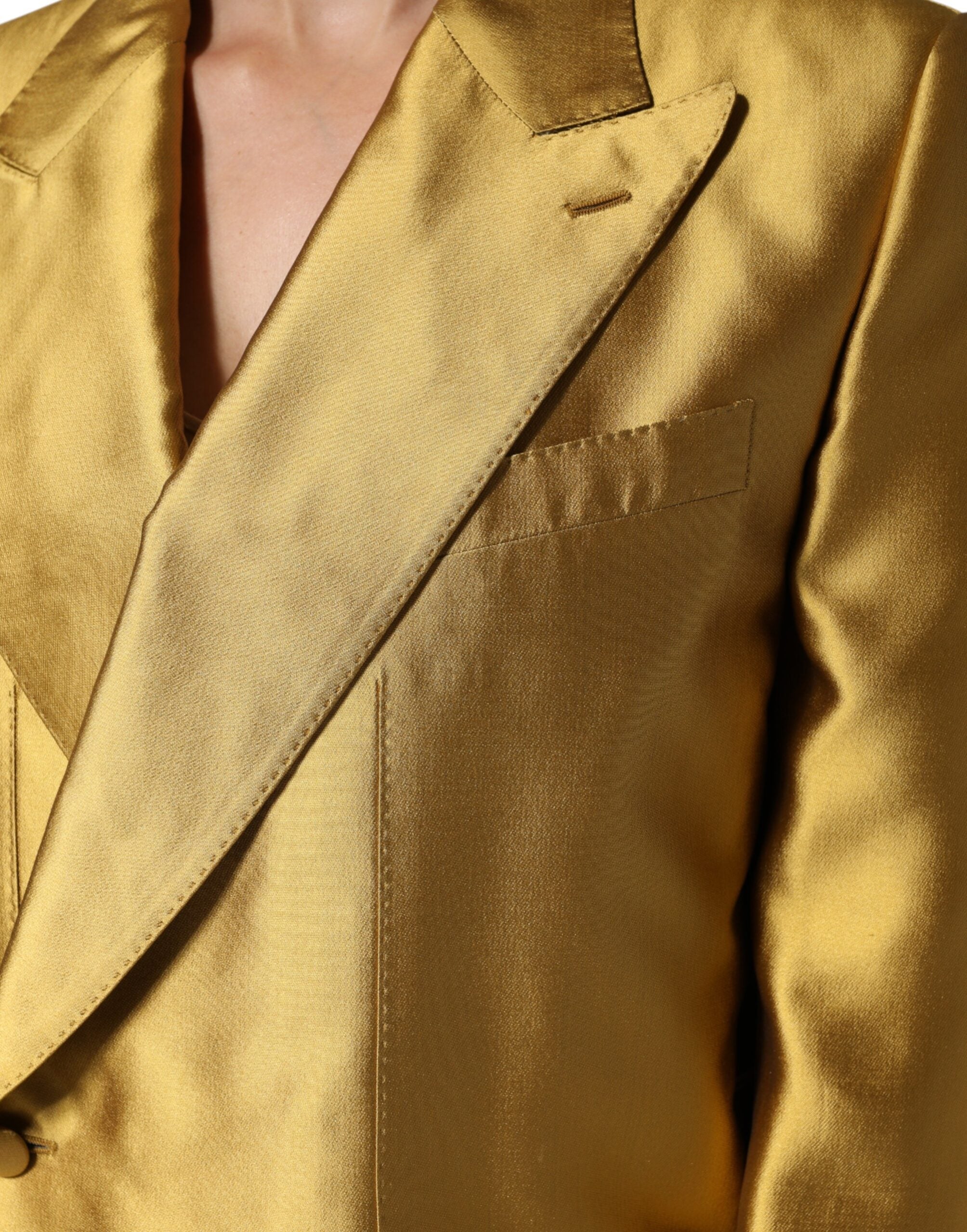 Veste blazer longue en satin doré à manches longues de Dolce & Gabbana, élégante et sophistiquée.