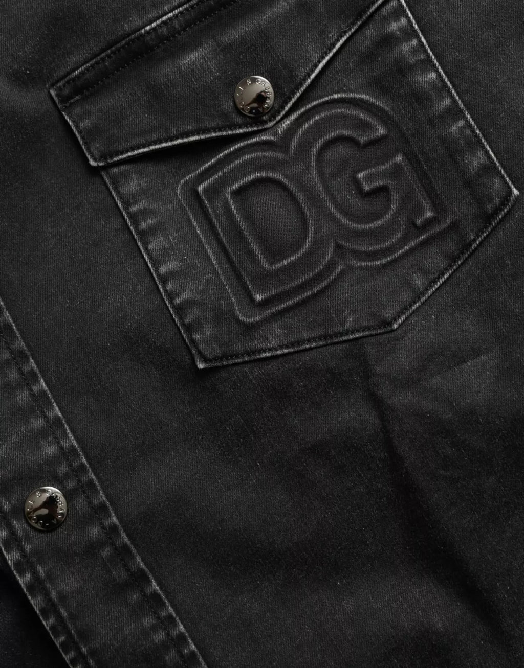 Chemise casual en denim noir Dolce & Gabbana en coton à manches longues, vue détaillée du tissu et du design.