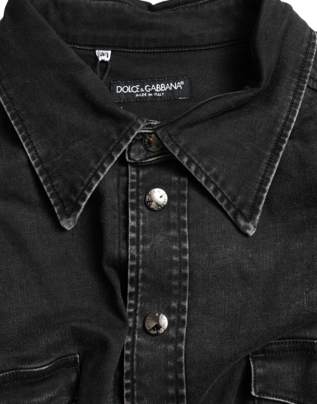 Chemise décontractée en denim noir Dolce & Gabbana en coton à manches longues, style casual et élégant, vue de face.