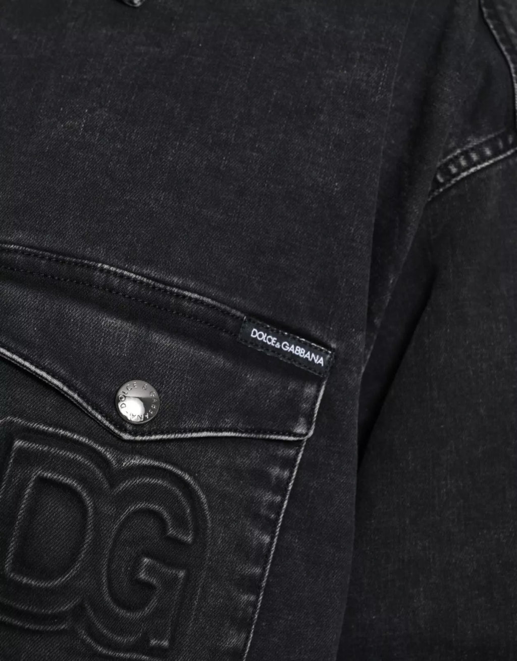 Chemise en denim noir à manches longues de Dolce & Gabbana, coton décontracté, vue de face sur fond blanc.
