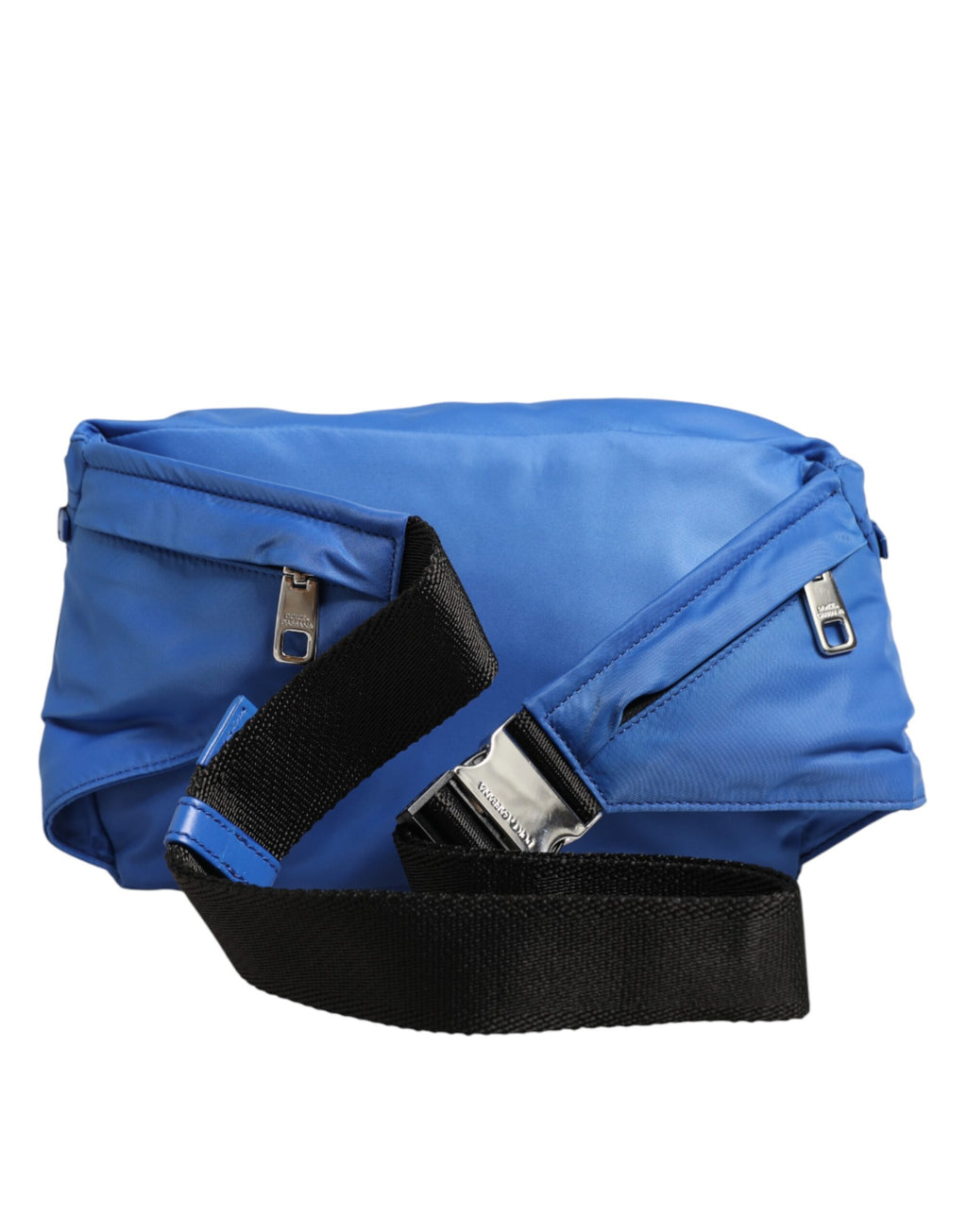 Ce sac banane en nylon bleu de Dolce & Gabbana avec plaque logo, porté par un homme, affichant un design élégant et pratique.