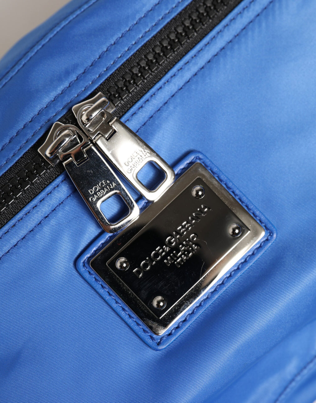 Sac banane en nylon Dolce & Gabbana avec plaque logo bleue, ceinture pratique pour homme, style élégant et fonctionnel.