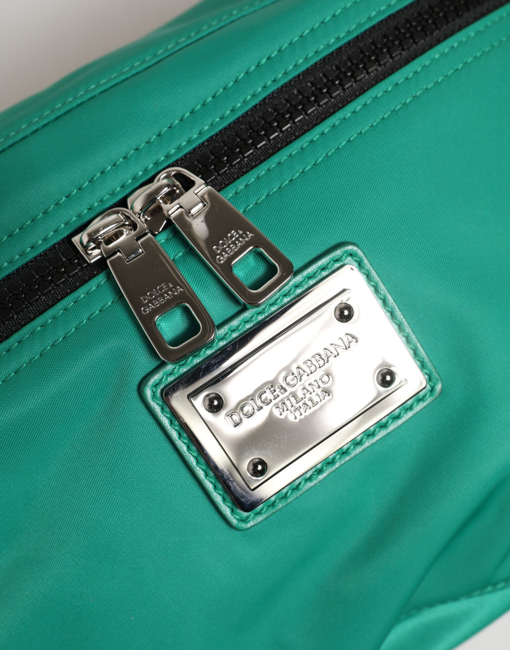 Sac banane en nylon vert avec logo Dolce & Gabbana, sac à taille pour hommes, style pratique et élégant.