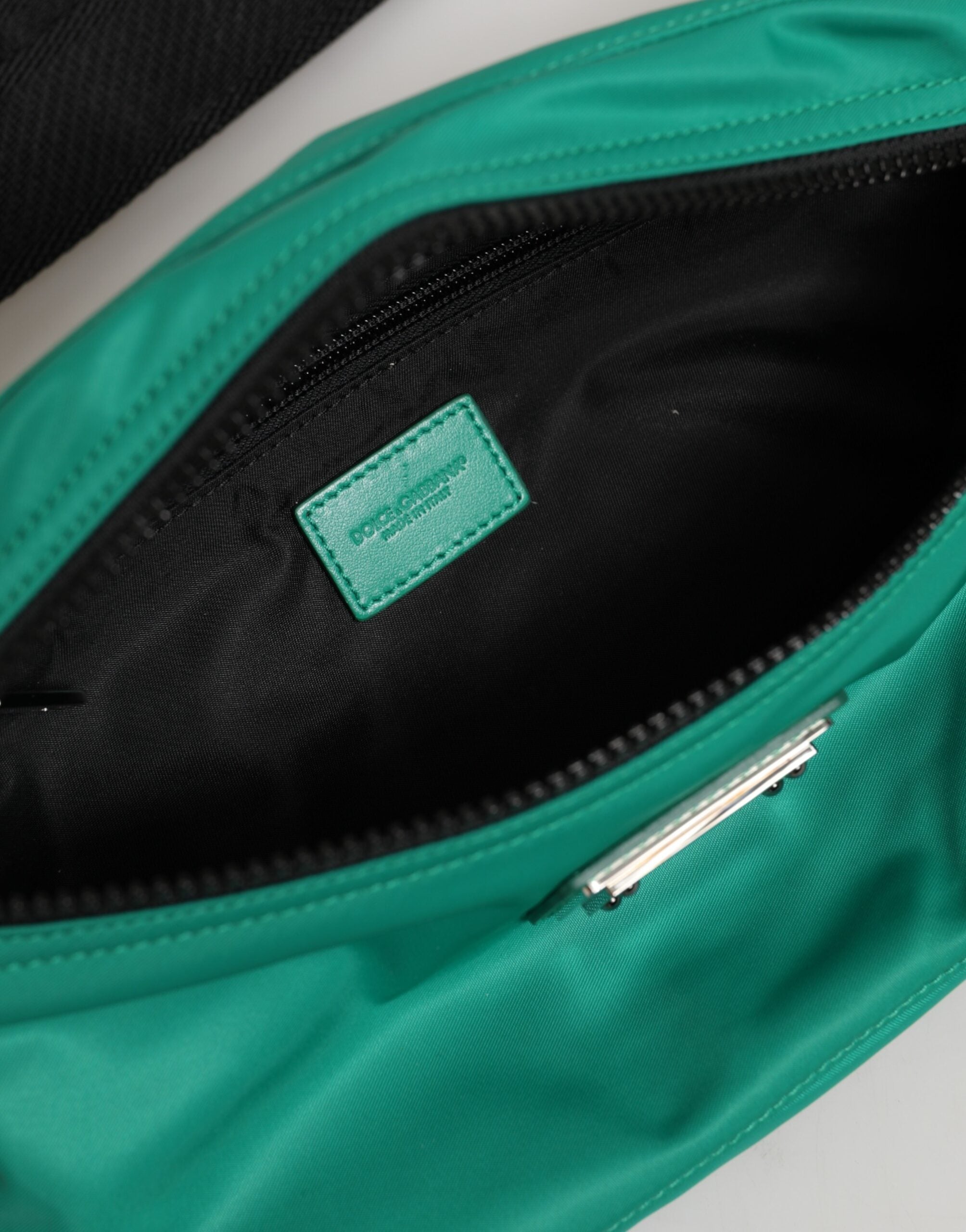 Sac banane en nylon vert avec logo Dolce & Gabbana, ceinture pour hommes, sac à taille pratique et stylé.