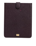 Étui en cuir marron foncé Dolce & Gabbana avec logo en relief, conçu pour protéger une tablette.
