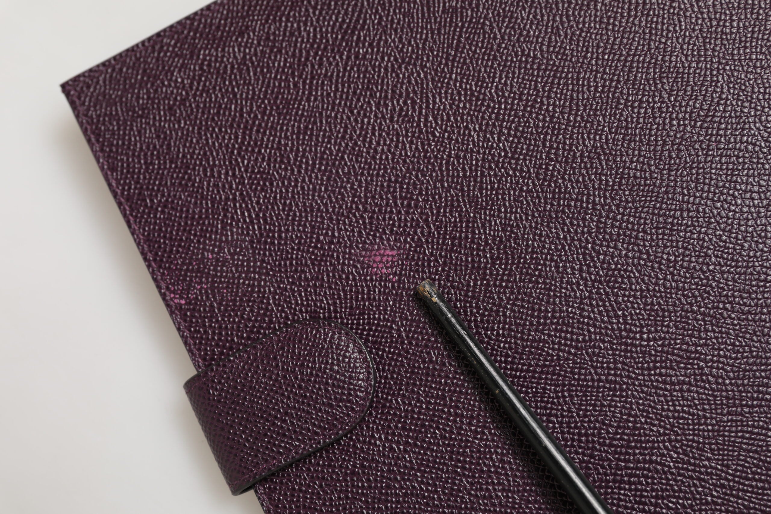 Étui en cuir marron foncé Dolce & Gabbana pour tablette avec logo en plaque, aspect élégant et finition raffinée.