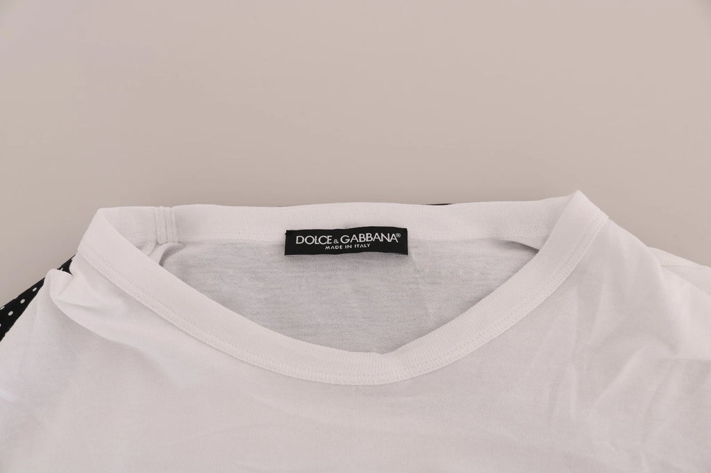 Écharpe en coton blanc et soie noire Dolce & Gabbana portée comme haut ou T-shirt, élégante et raffinée.